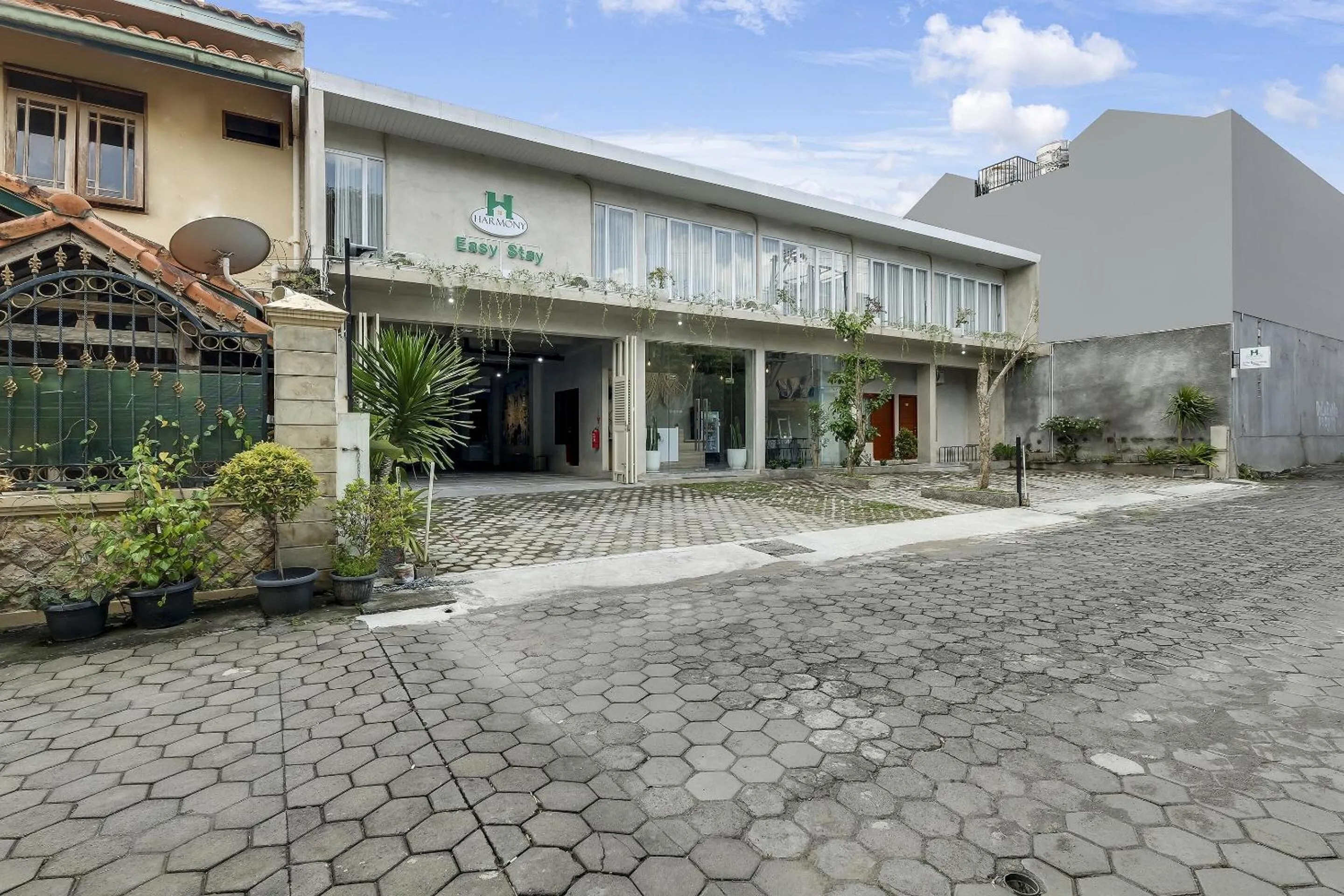 Facade/entrance in Capital O 90983 Harmony Easy Stay