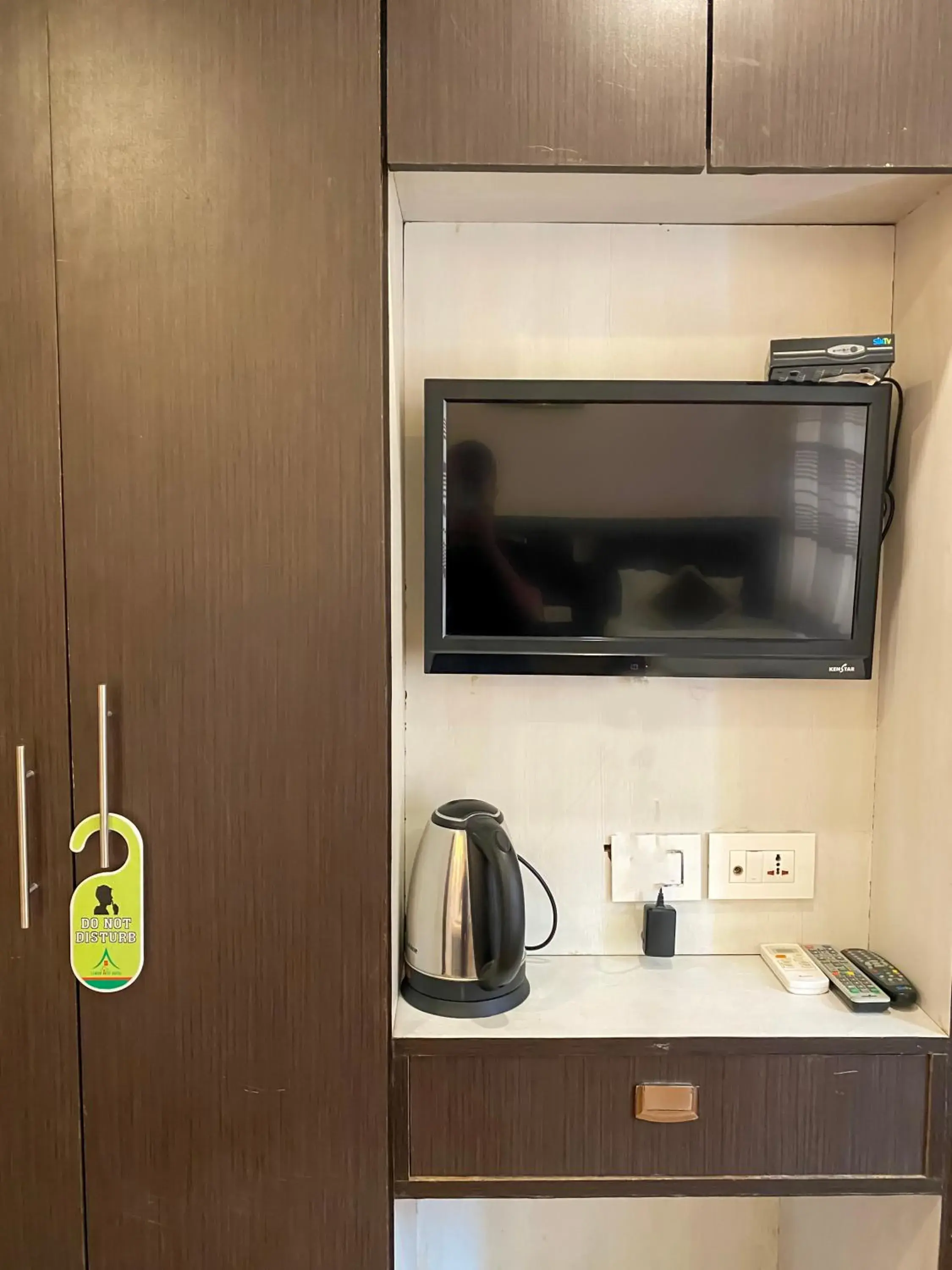 Deluxe Twin Room in Lemon Tree Hotel Pvt. Ltd Deluxe Twin Room in Lemon Tree Hotel Pvt. Ltd