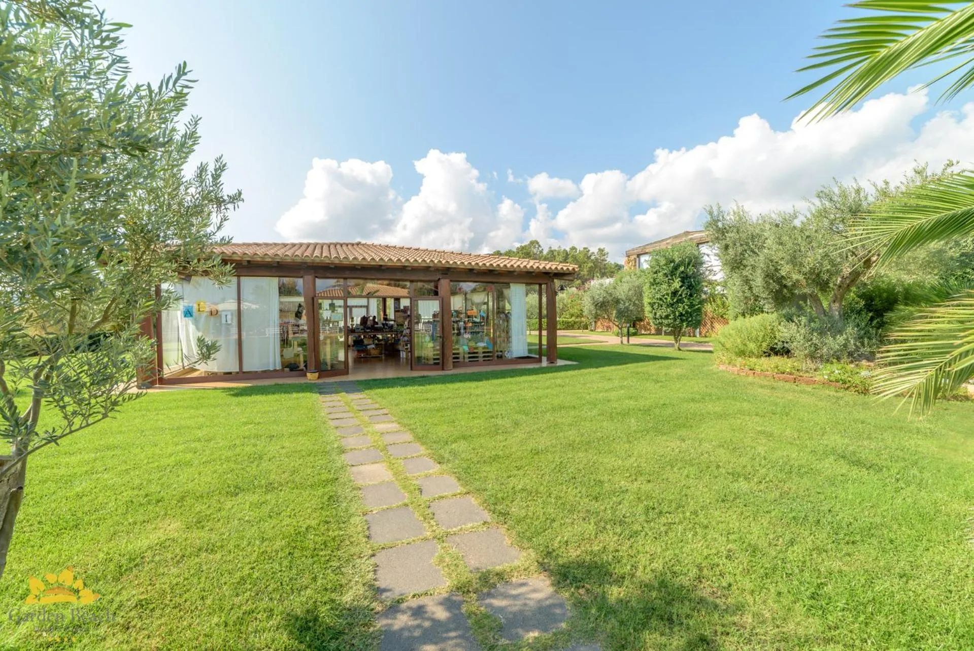 On-site shops in Hotel Garden Beach