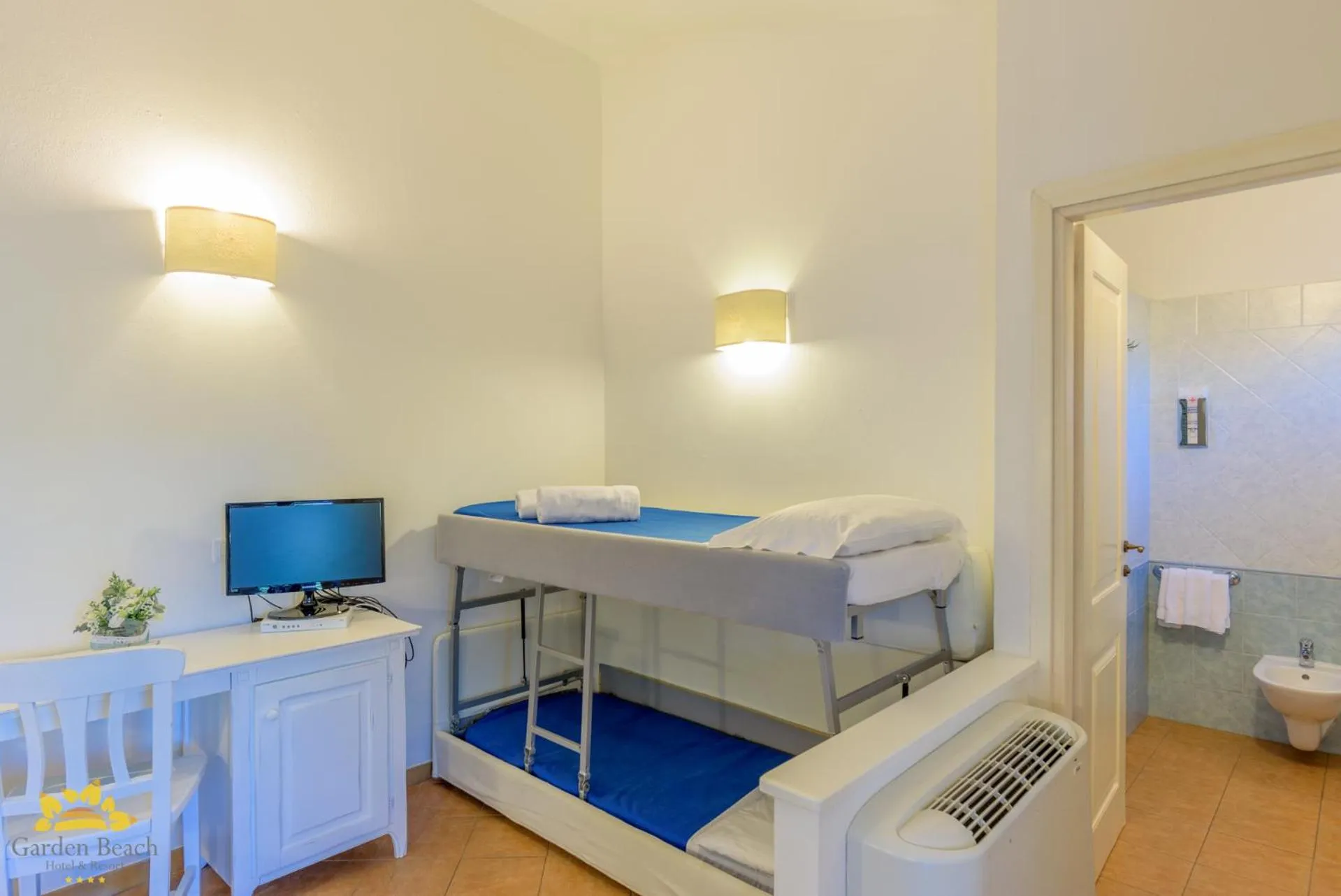 bunk bed, Bed in Hotel Garden Beach