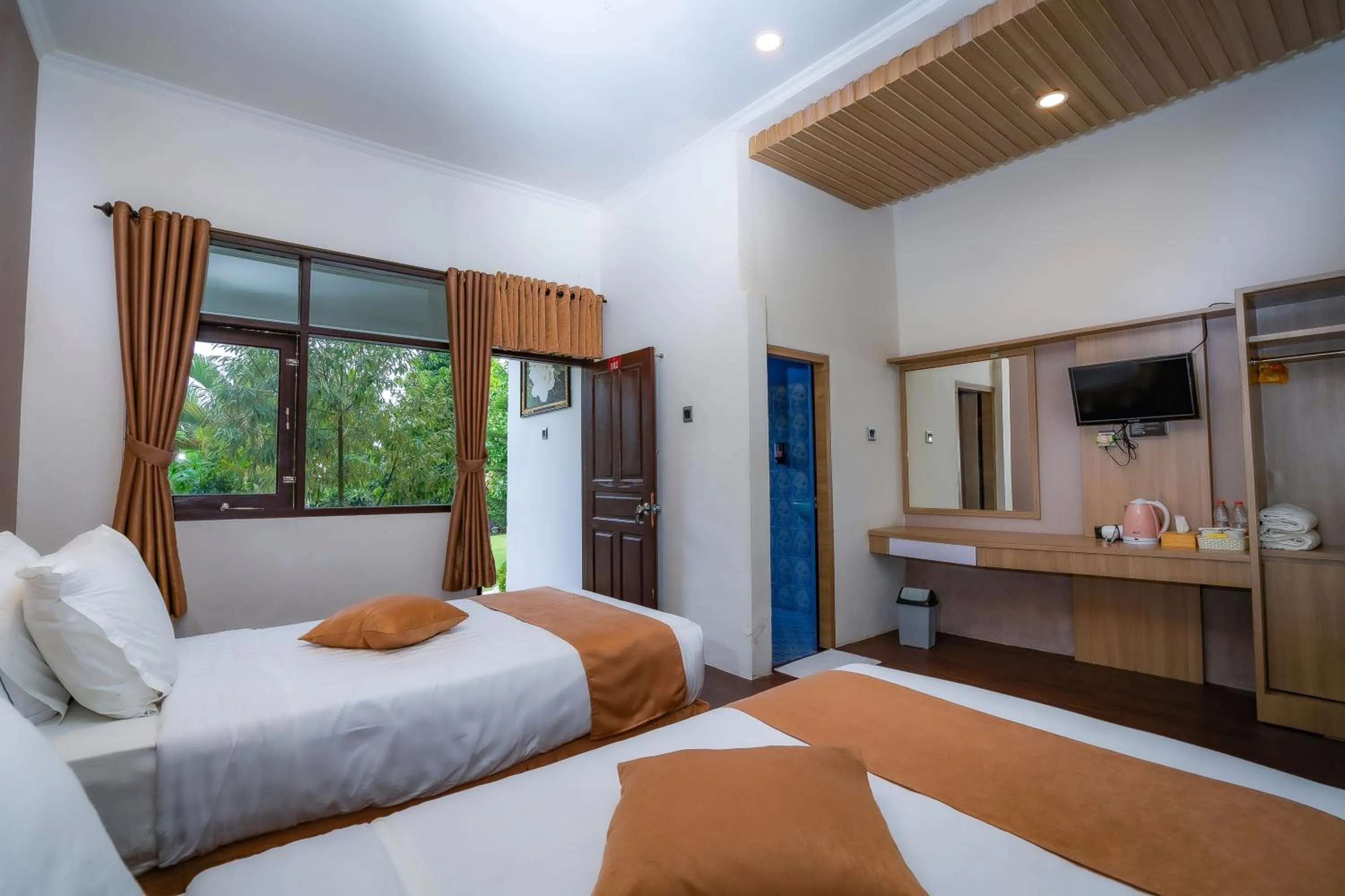 TV and multimedia, Bed in Nirvana Hotel Resort Tetebatu