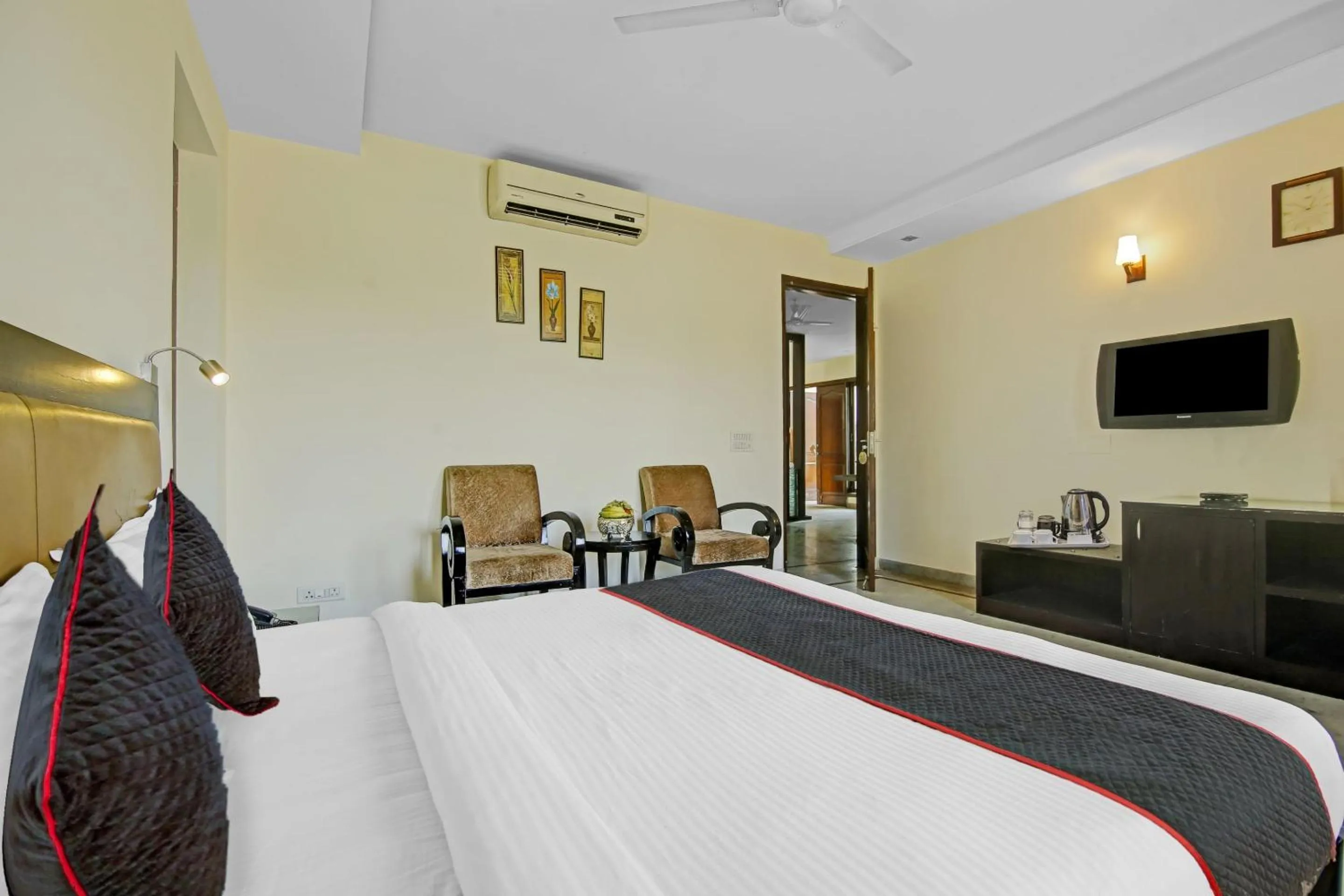 Bedroom, Bed in Collection O Imperial Oak Near Leisure Valley Park