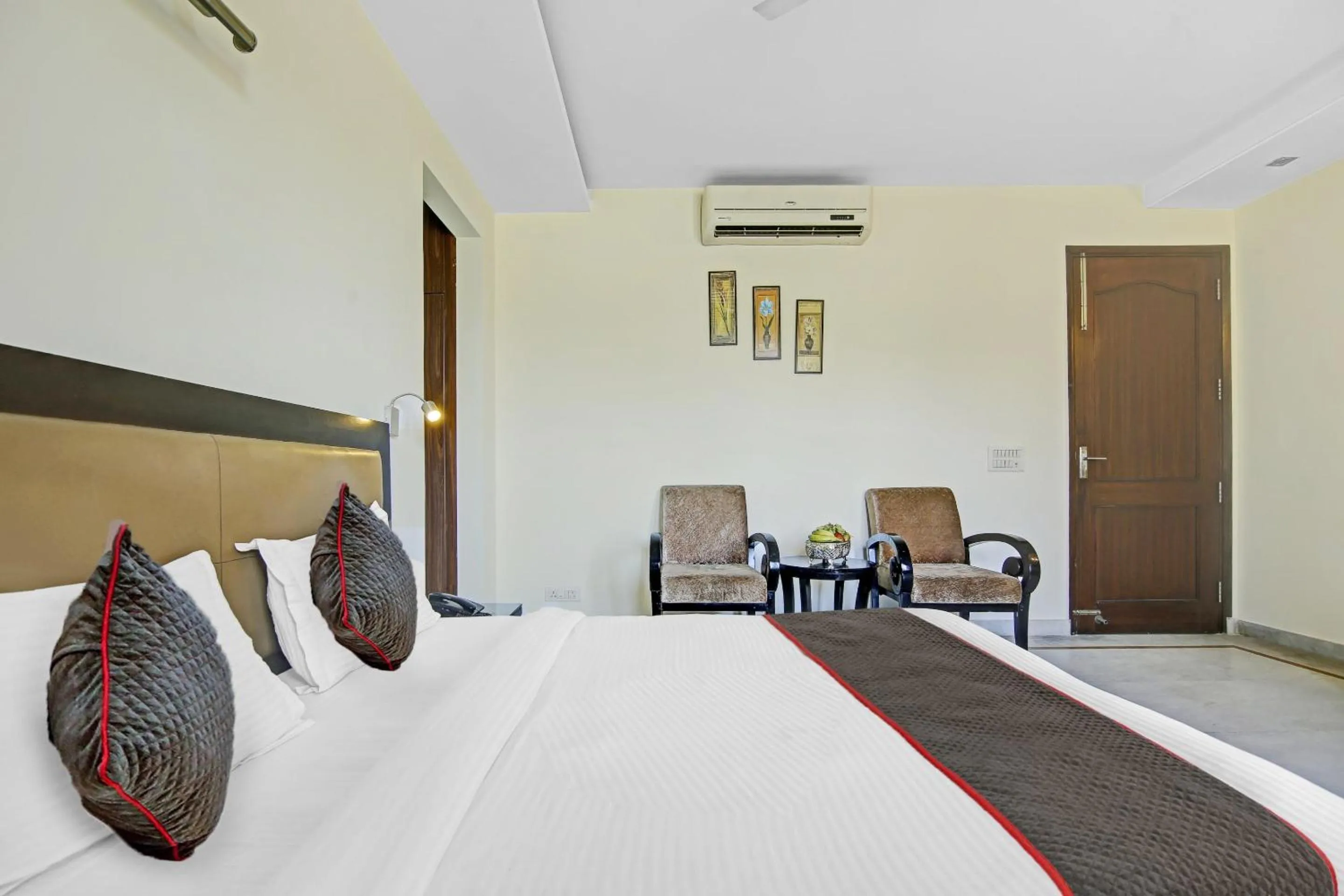 Bedroom, Bed in Collection O Imperial Oak Near Leisure Valley Park