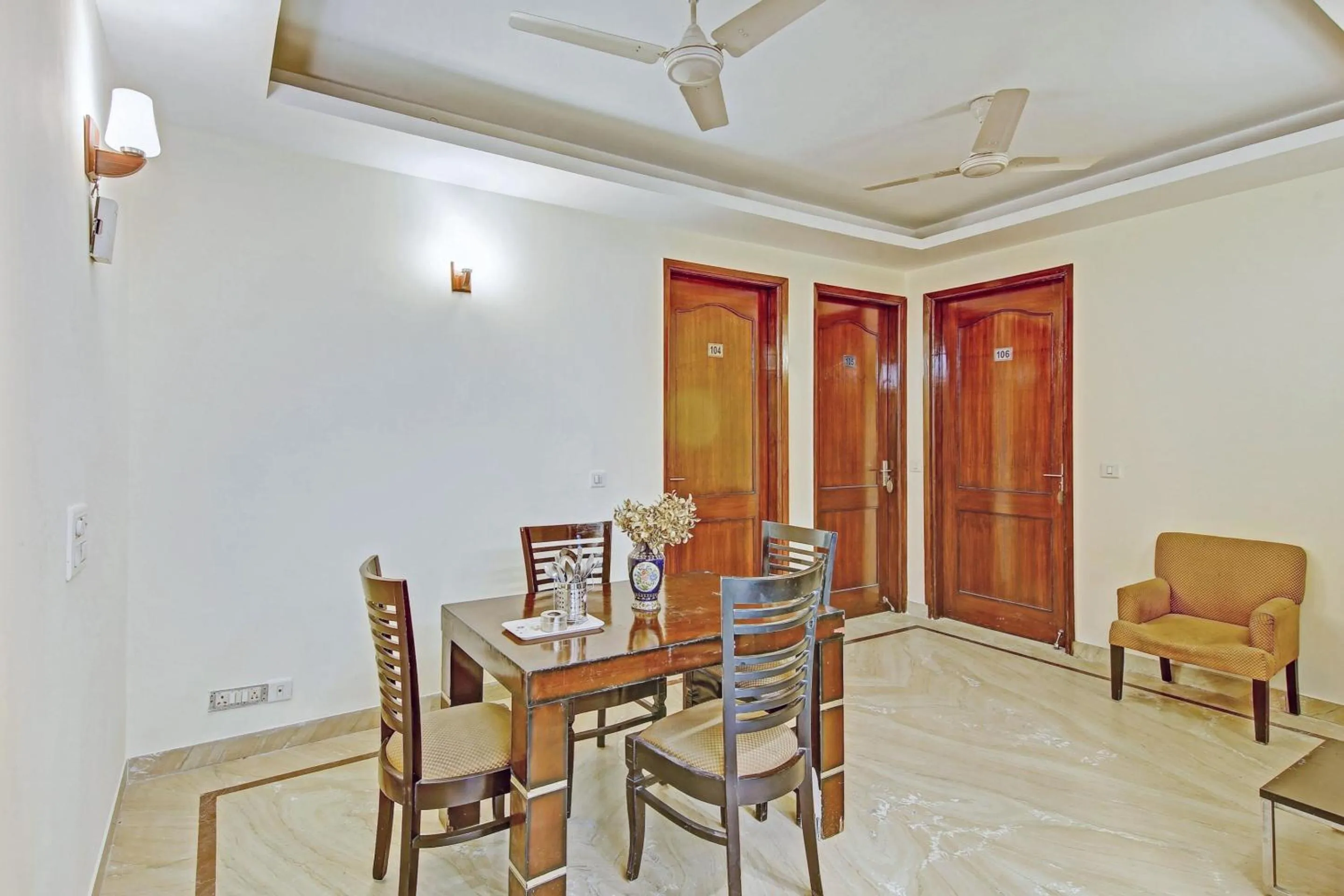 Lobby or reception in Collection O Imperial Oak Near Leisure Valley Park