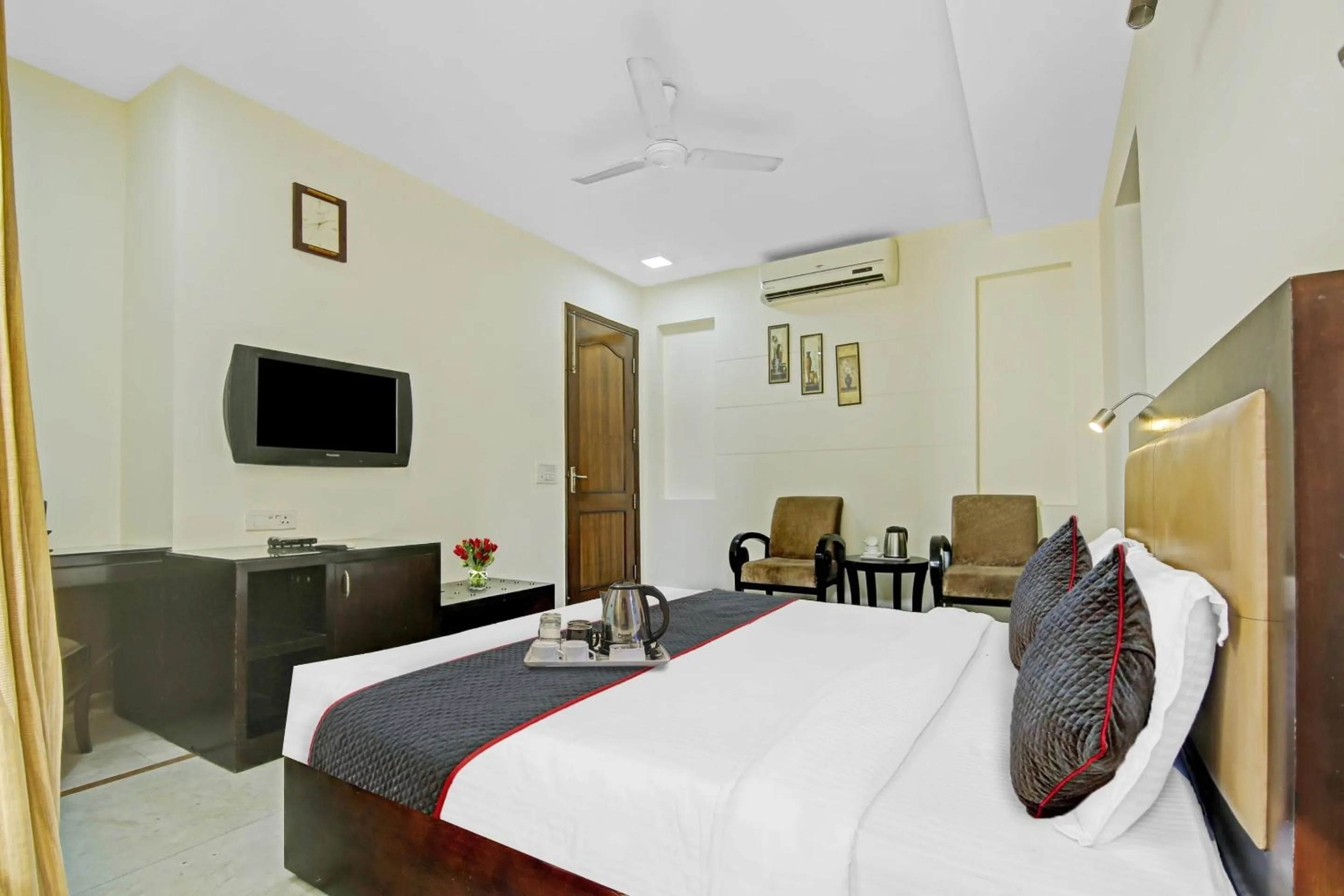 Bedroom, Bed in Collection O Imperial Oak Near Leisure Valley Park