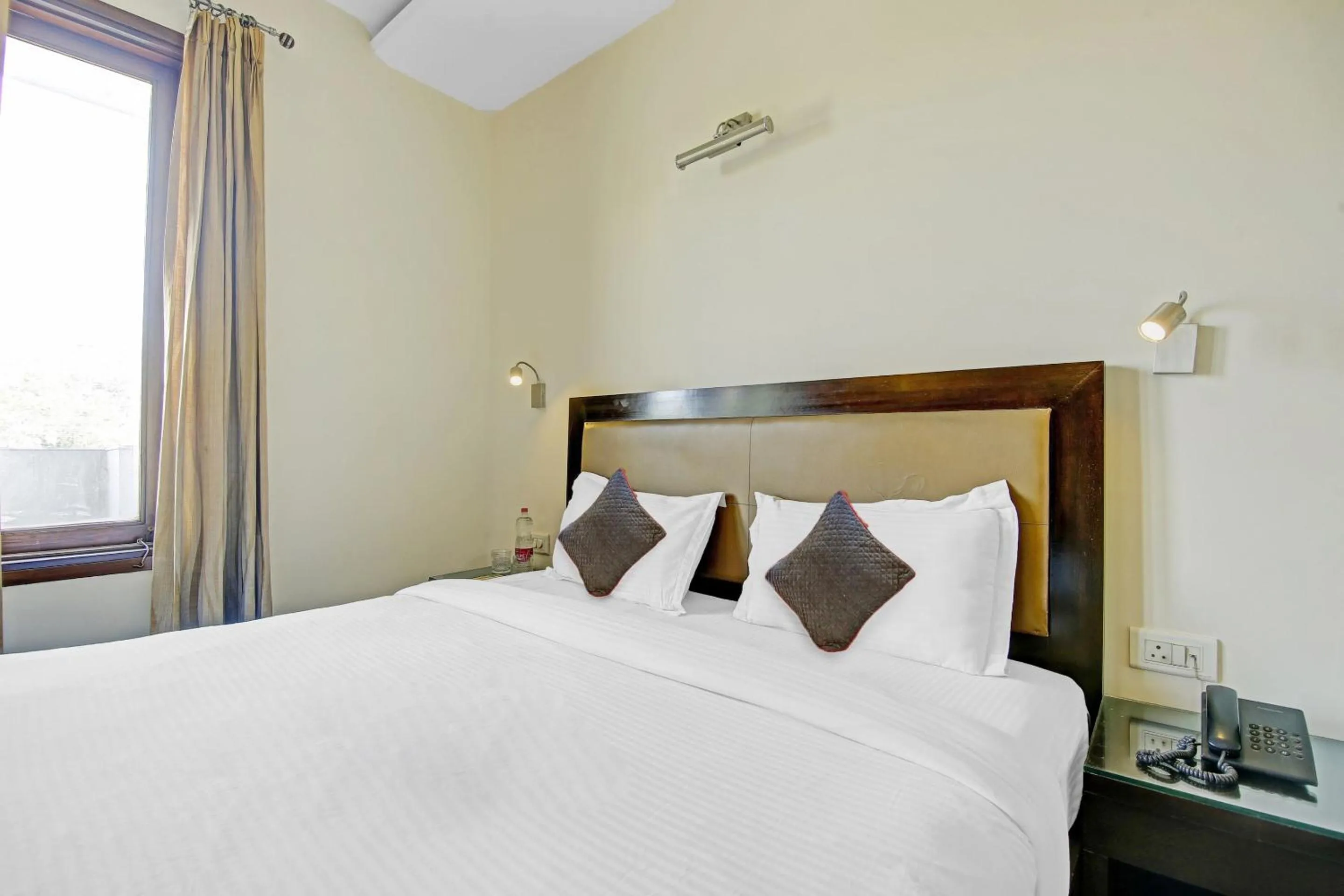 Bedroom, Bed in Collection O Imperial Oak Near Leisure Valley Park