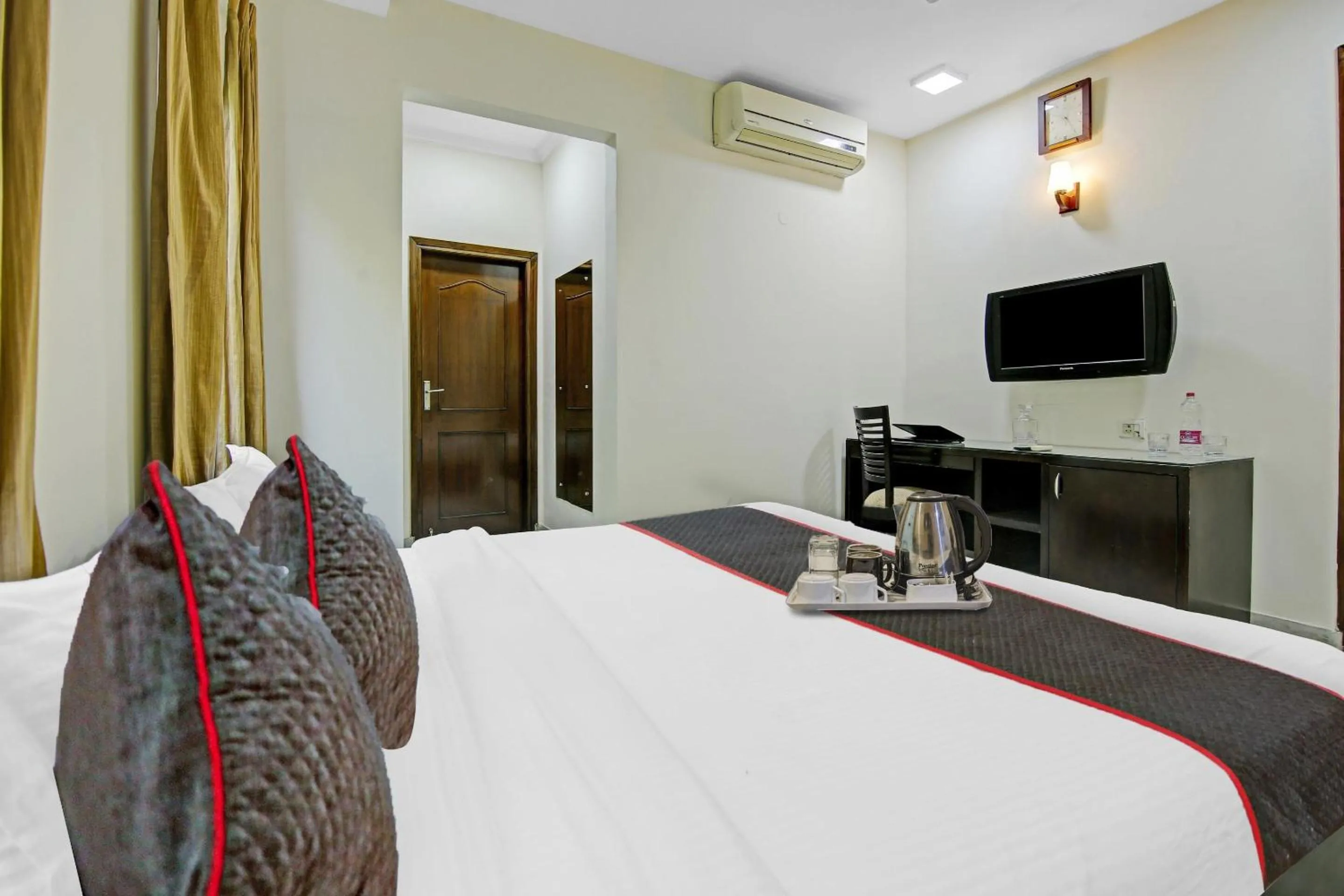 Bedroom, Bed in Collection O Imperial Oak Near Leisure Valley Park