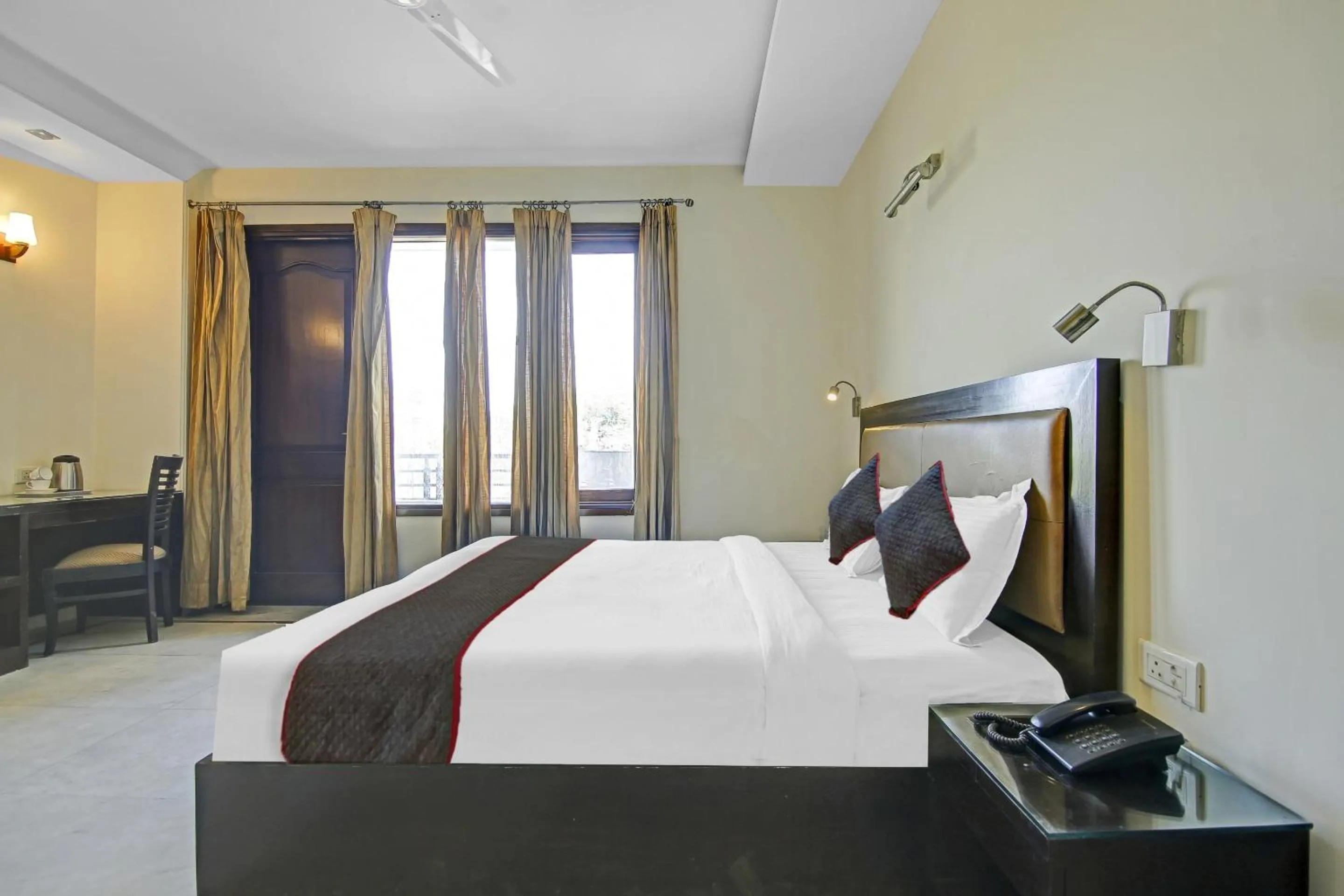 Bedroom, Bed in Collection O Imperial Oak Near Leisure Valley Park