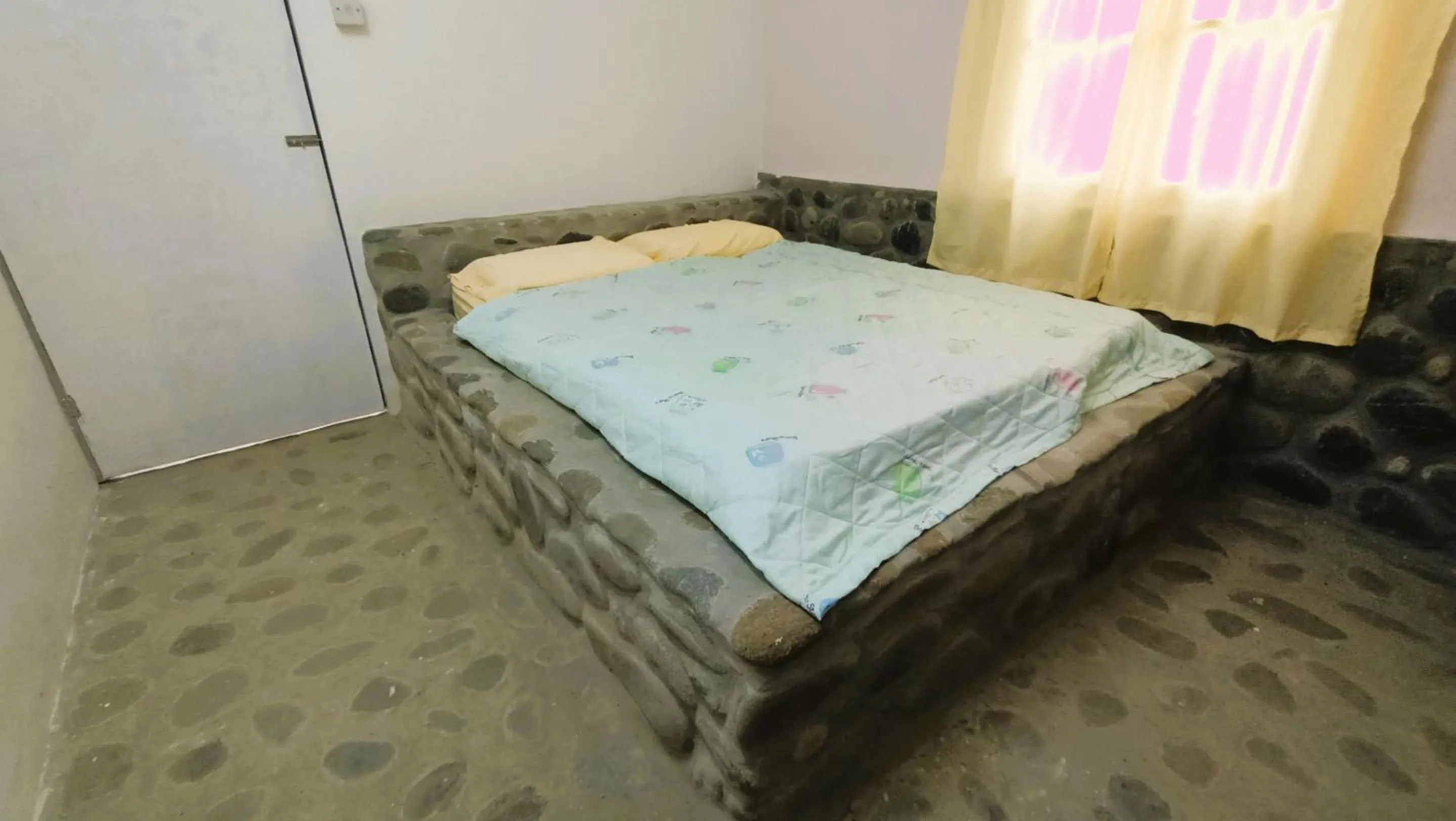 Double Room with Shared Bathroom - single occupancy in Hotel O Flinstone Lodge