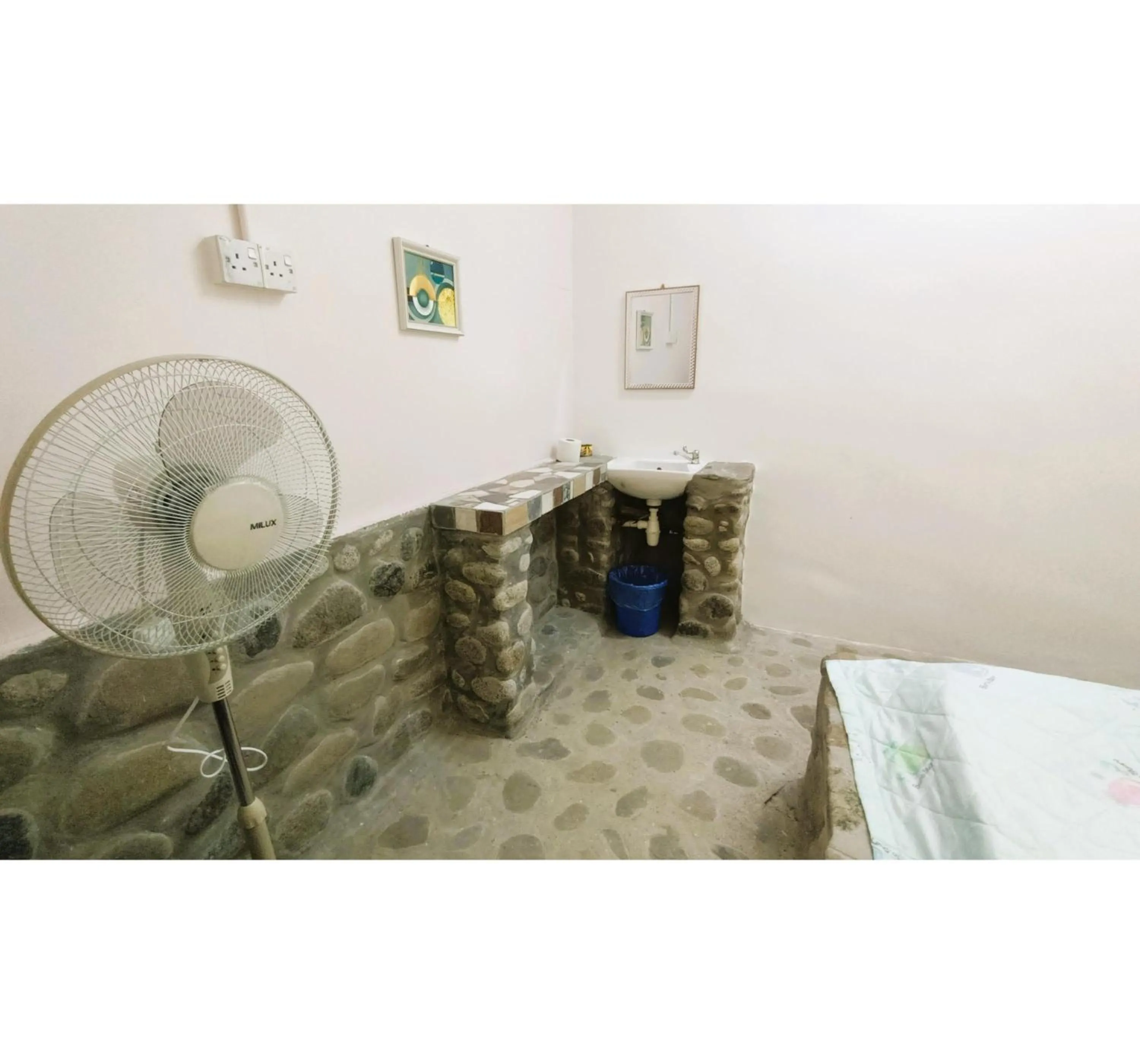 Bedroom in Hotel O Flinstone Lodge