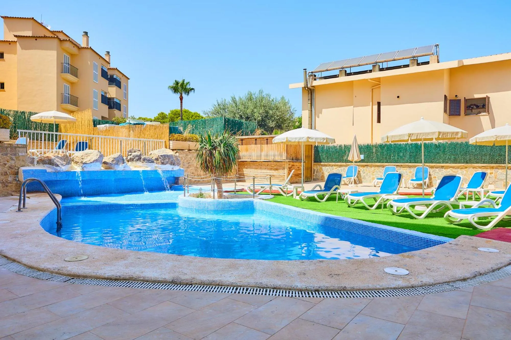 Swimming pool in Sol y Mar Apartments