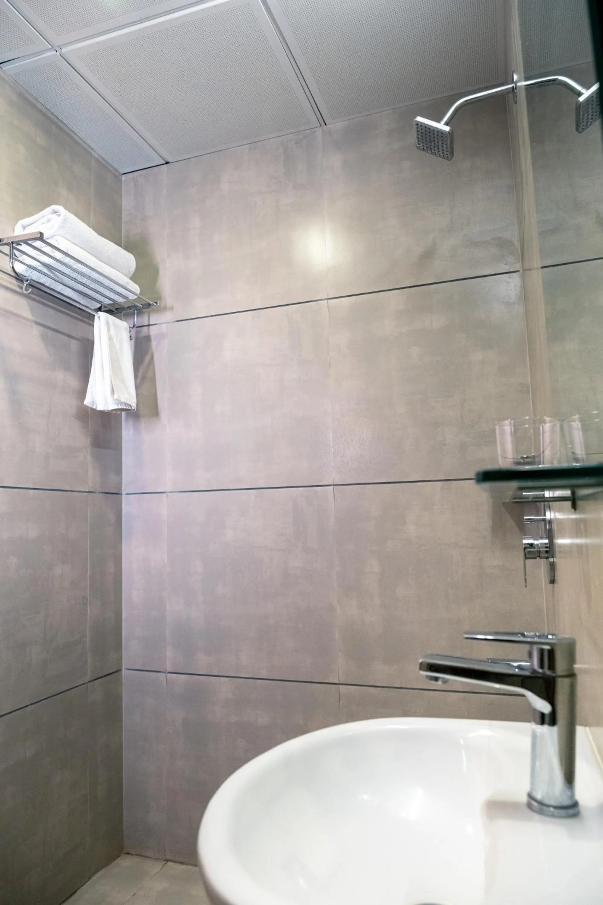 Shower in Hypons Hotel