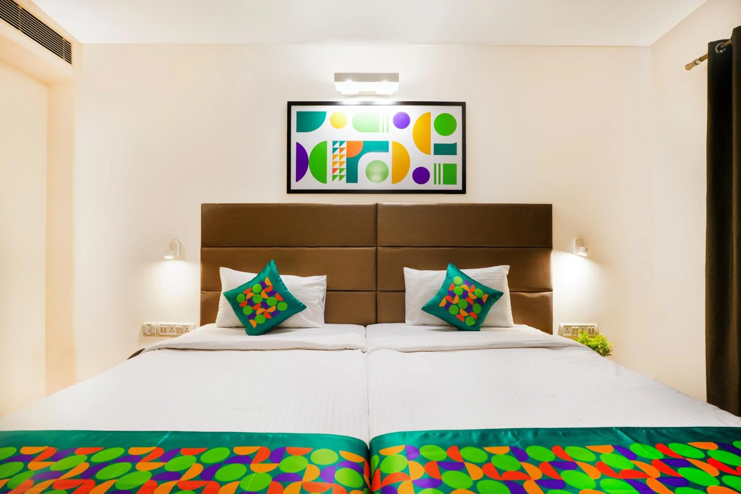 Bedroom in Treebo Jagadish Hotel, Jayanagar