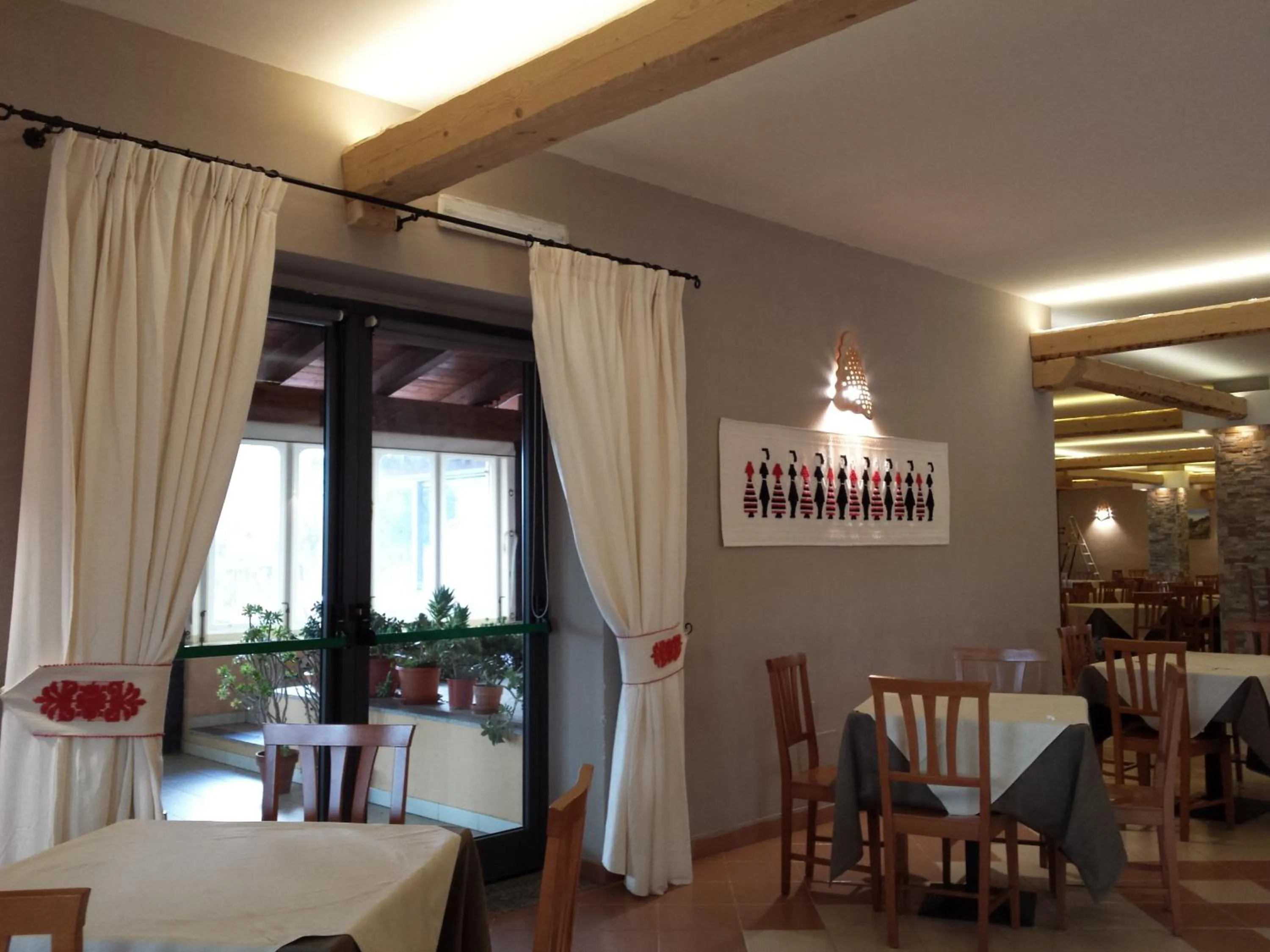 Restaurant/places to eat in Pausania Inn