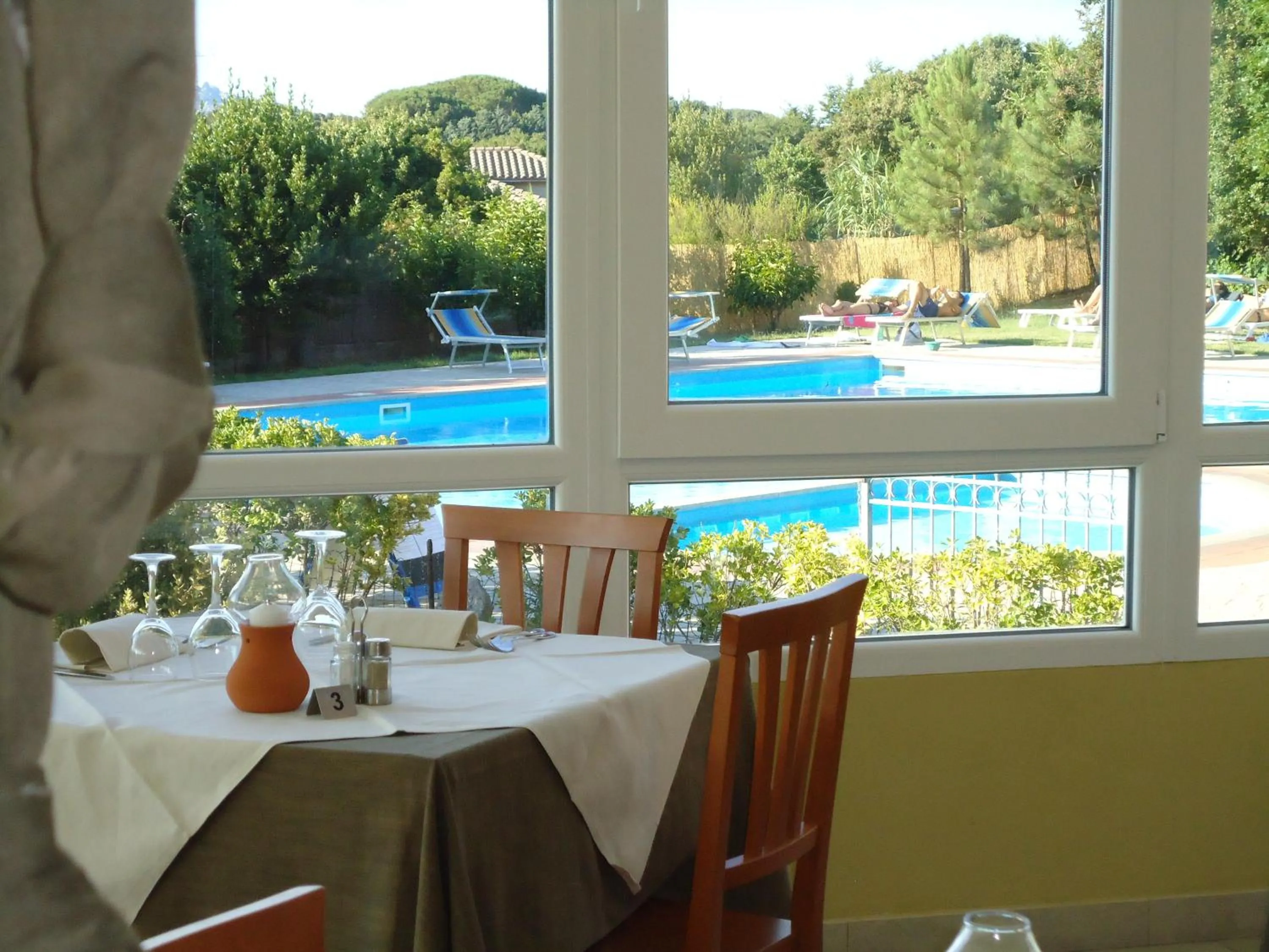 Restaurant/places to eat in Pausania Inn