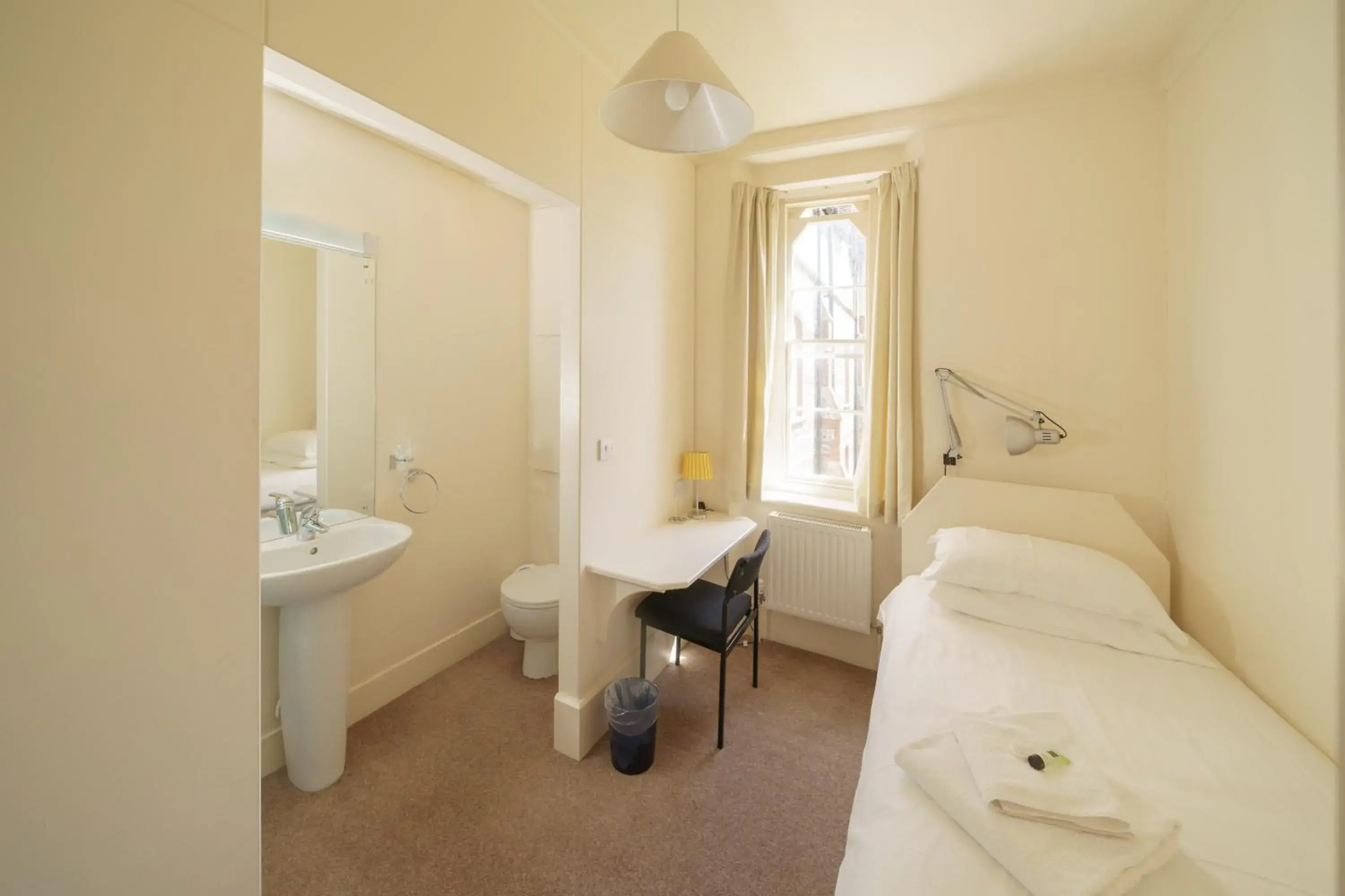 Single Room with Private Bathroom in Sarum College Single Room with Private Bathroom in Sarum College