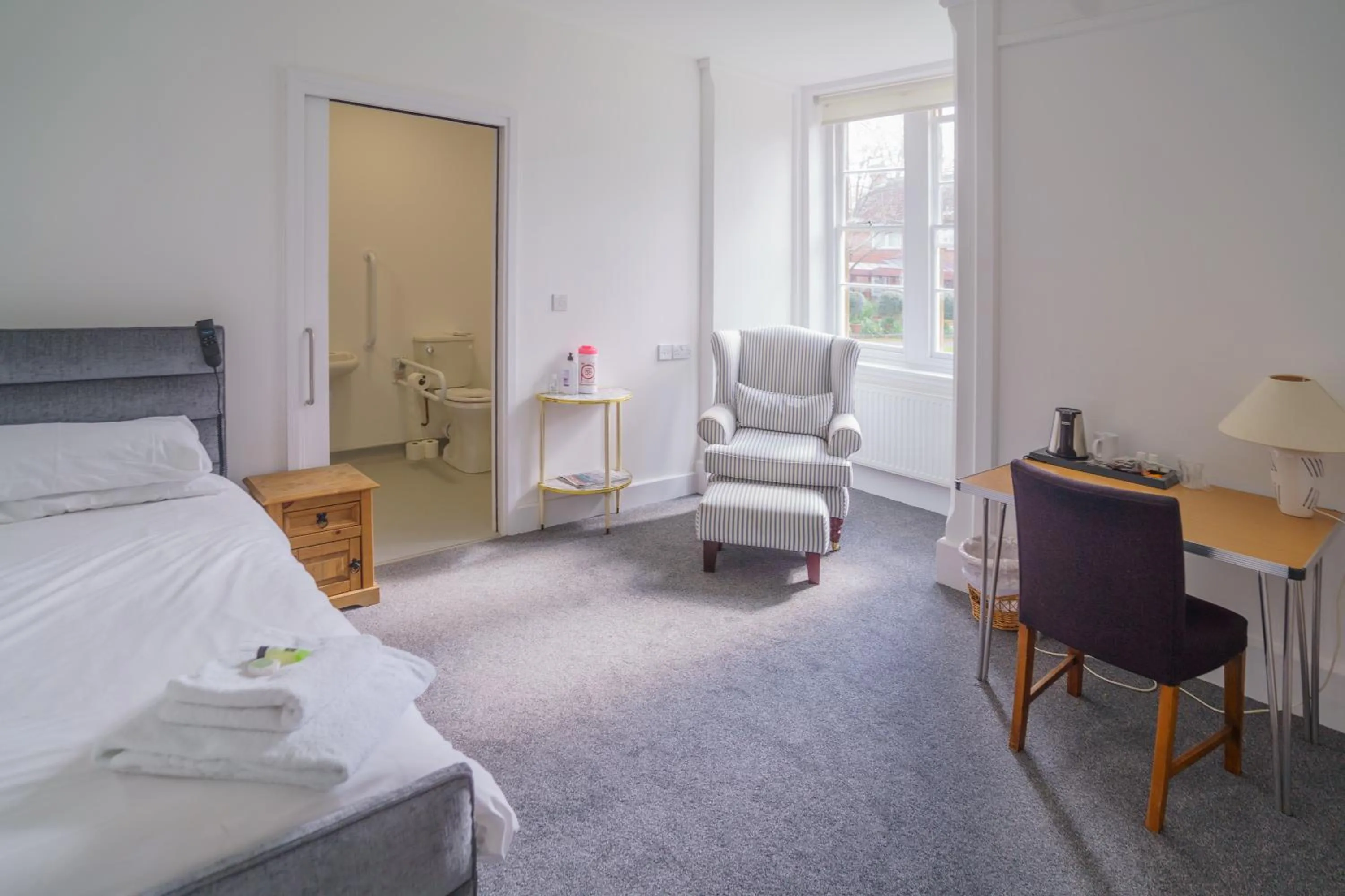 Photo of the whole room, Bed in Sarum College