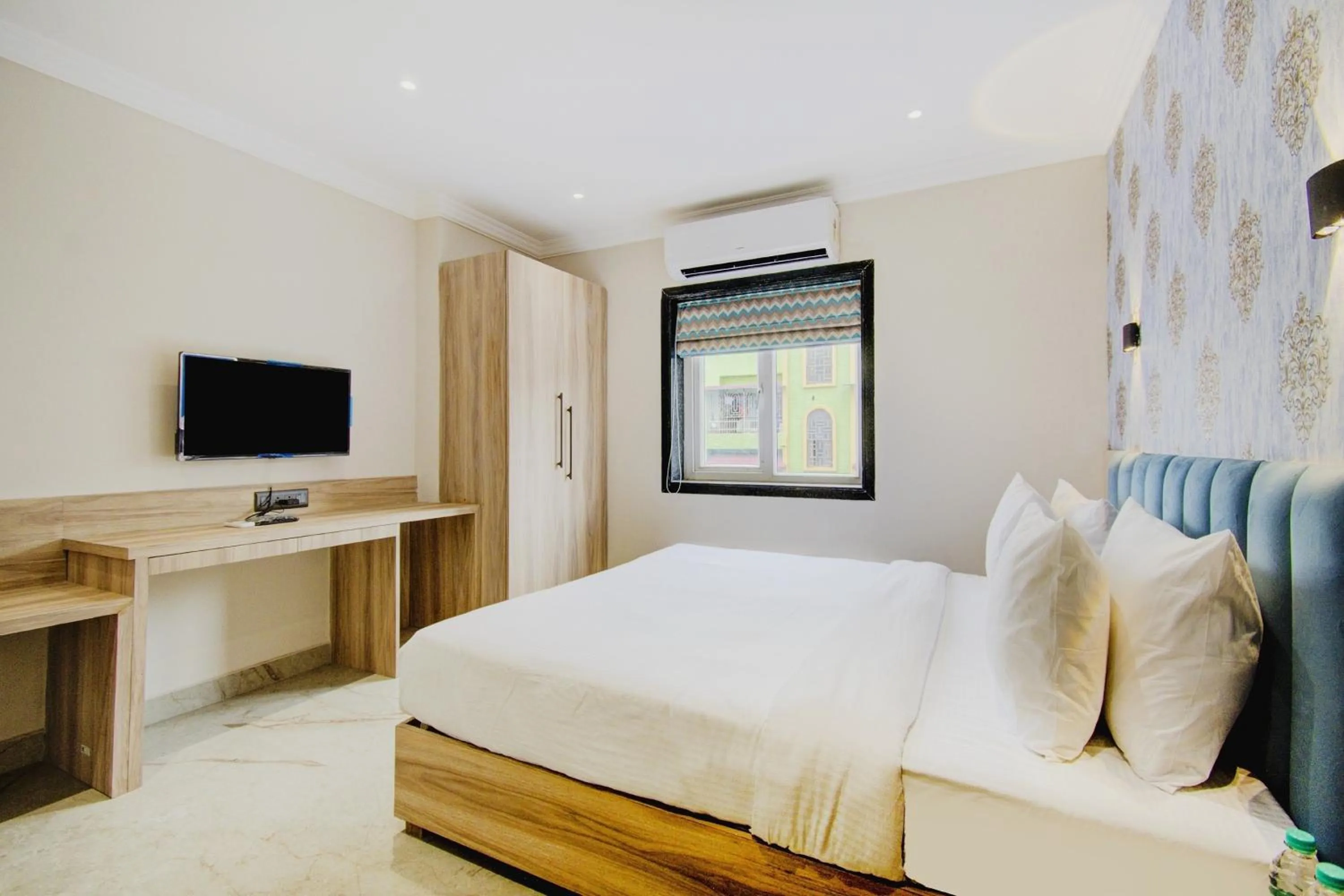 Bedroom, Bed in Super Townhouse OAK Seventy Seven