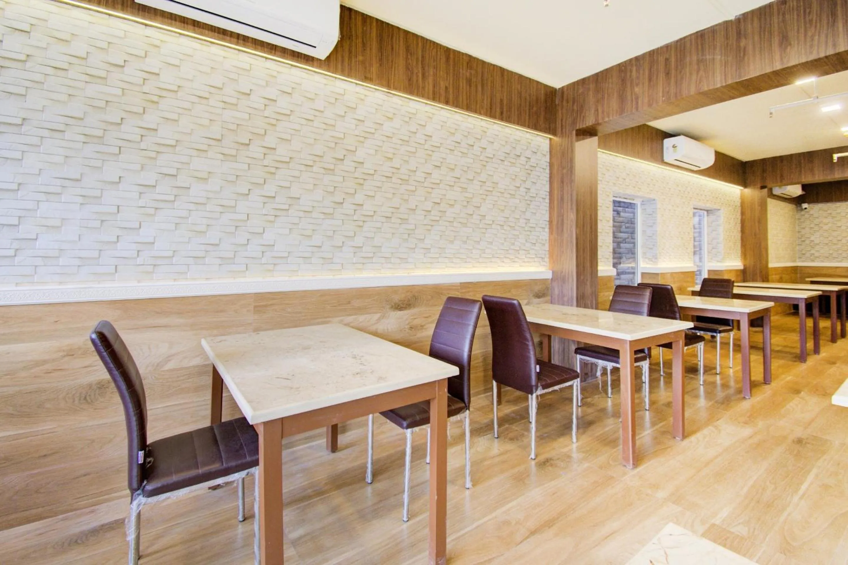 Restaurant/places to eat in Super Townhouse OAK Seventy Seven