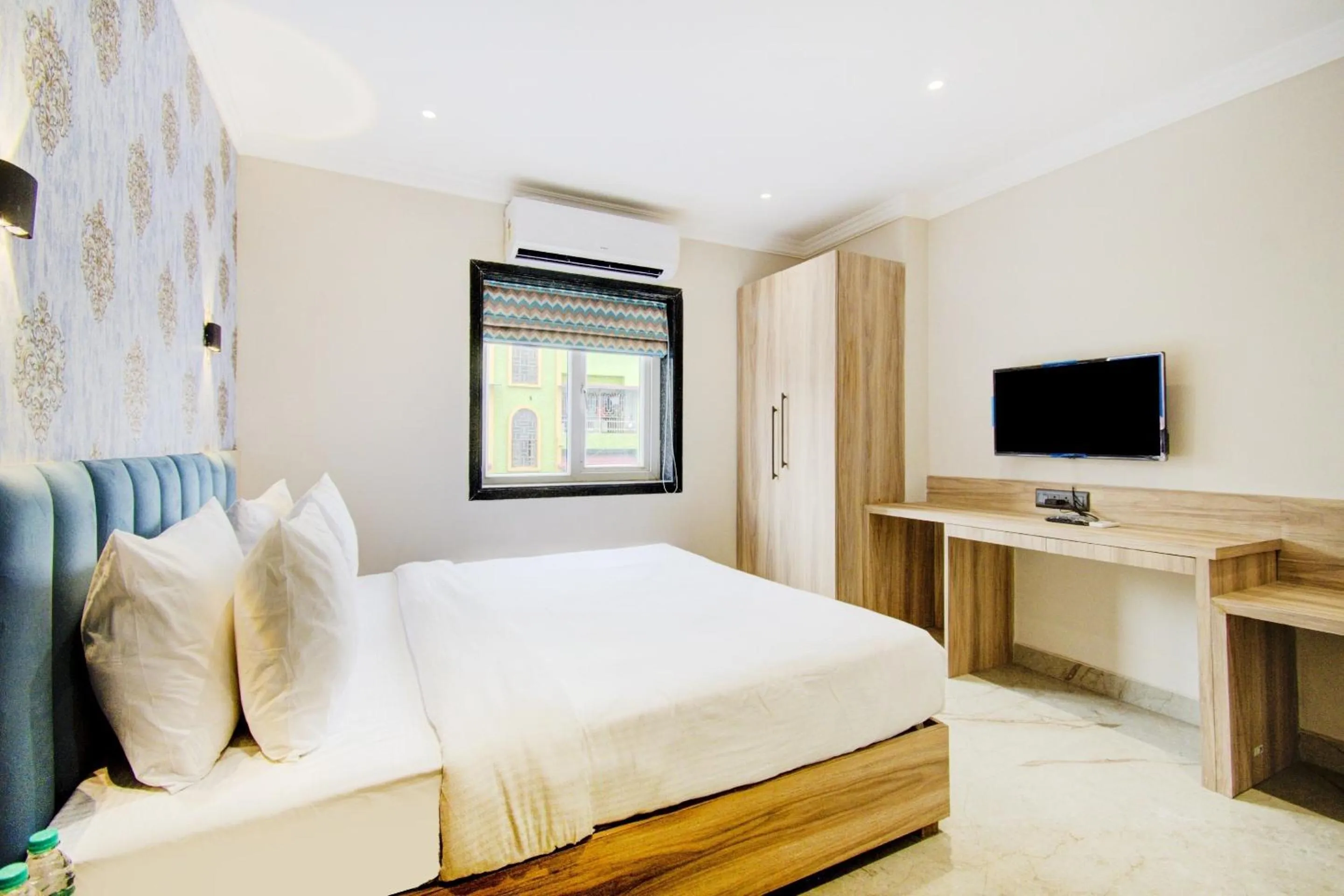 Bedroom, Bed in Super Townhouse OAK Seventy Seven