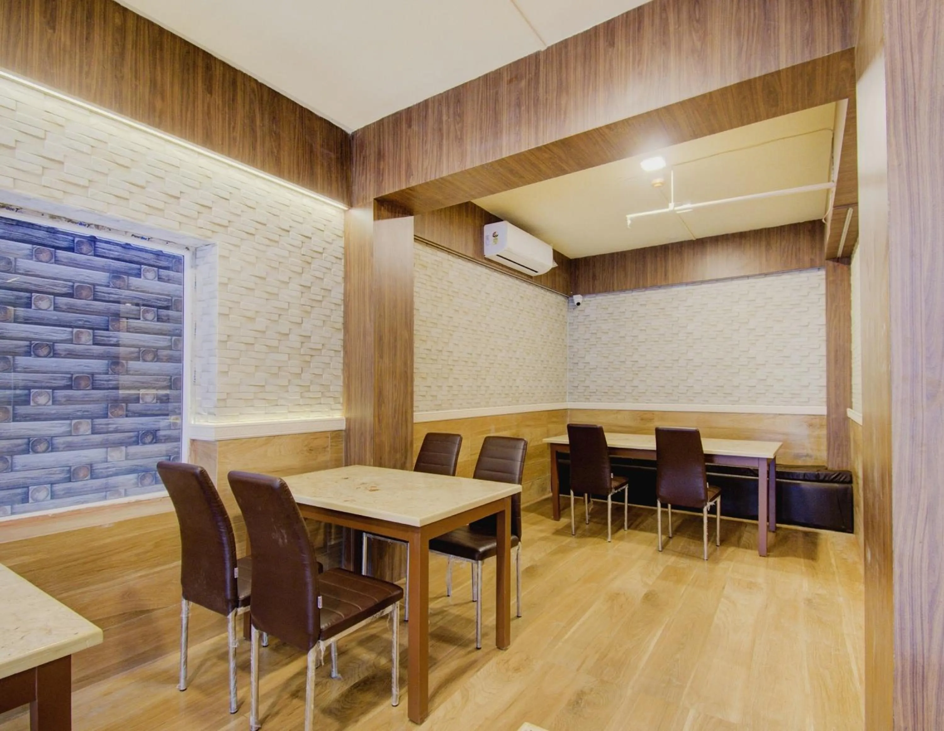 Restaurant/places to eat in Super Townhouse OAK Seventy Seven