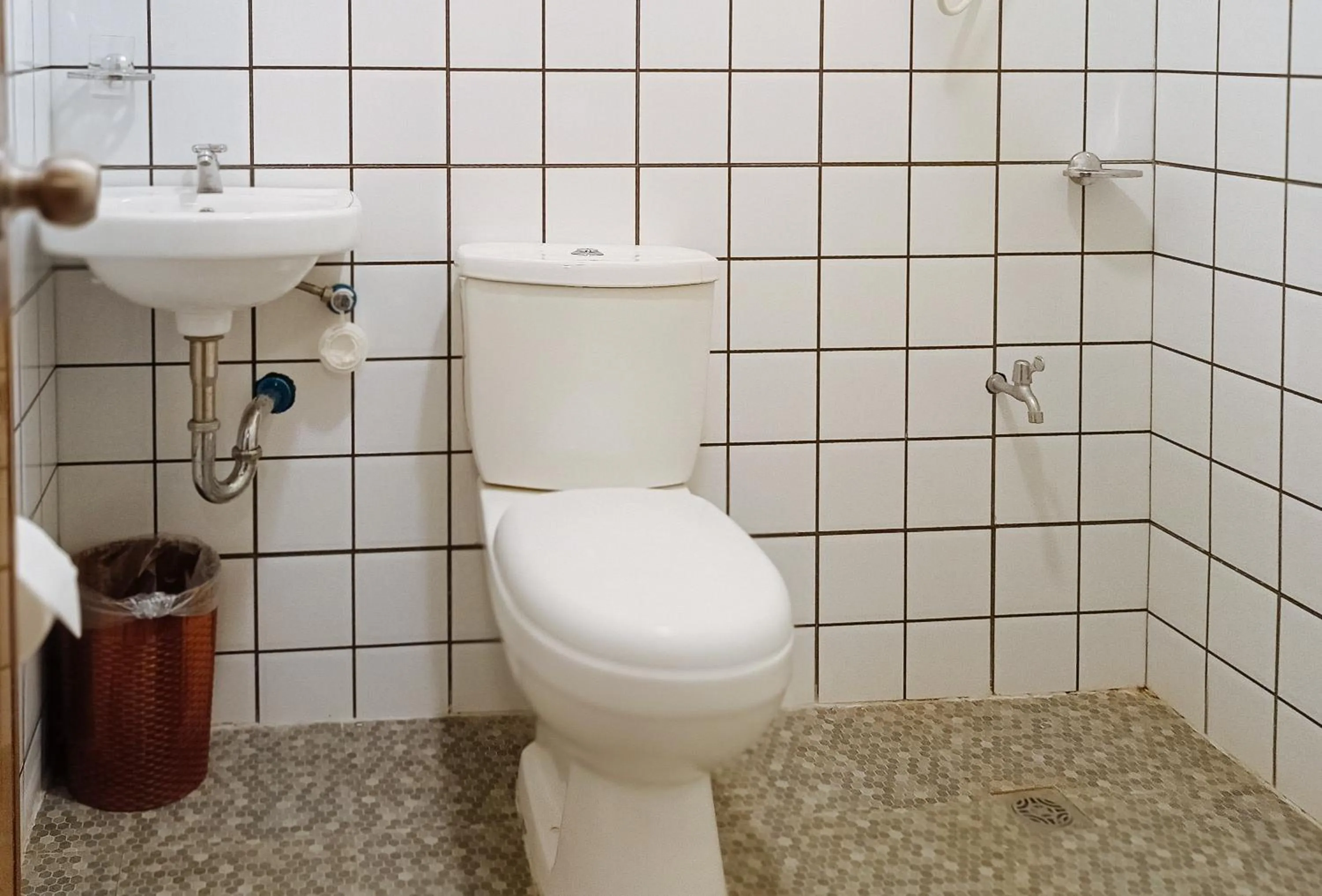 Toilet in Maribel’s Pension Sindangan