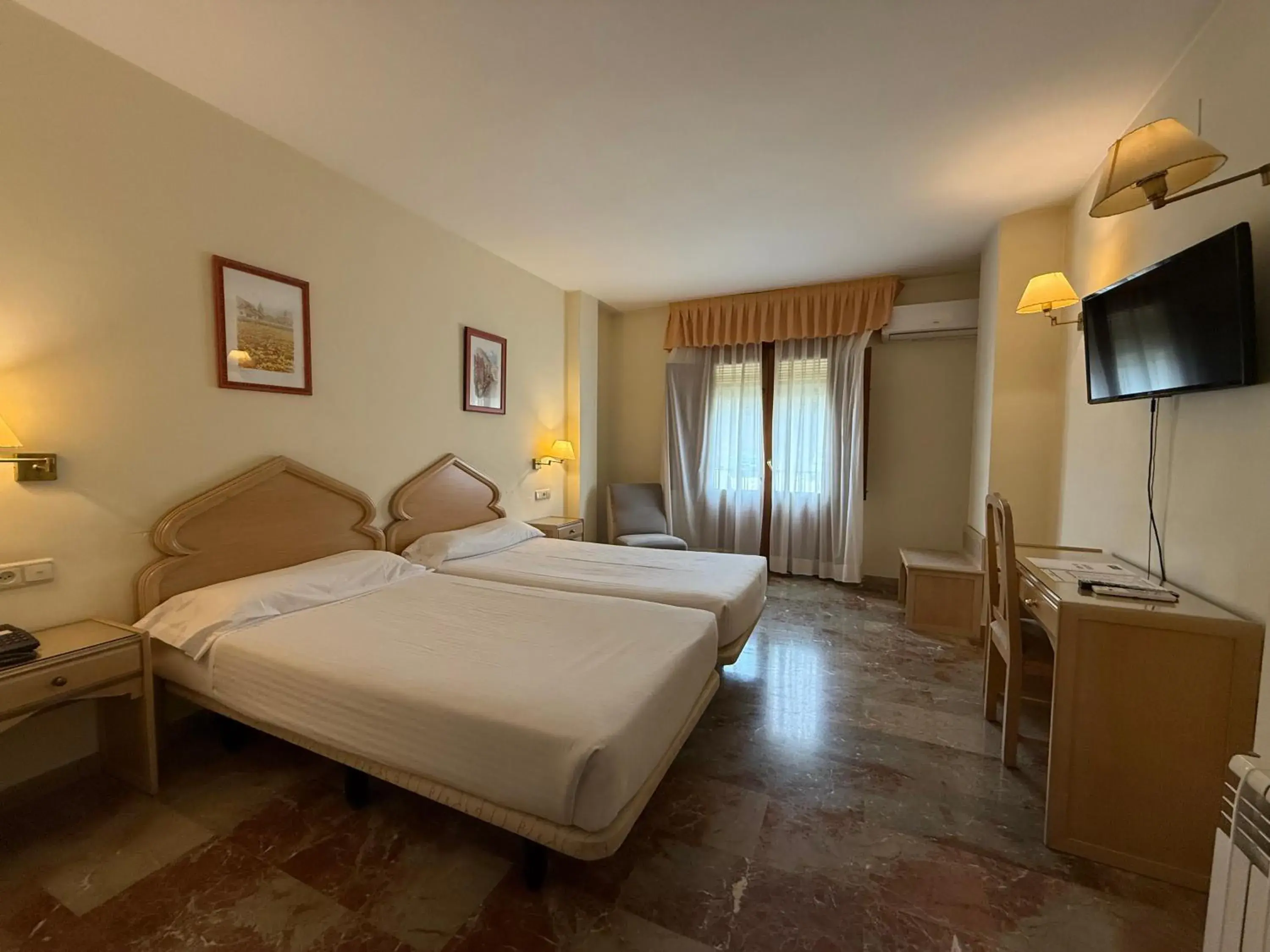 Triple Room with Spa Access in Hotel el Sol Triple Room with Spa Access in Hotel el Sol