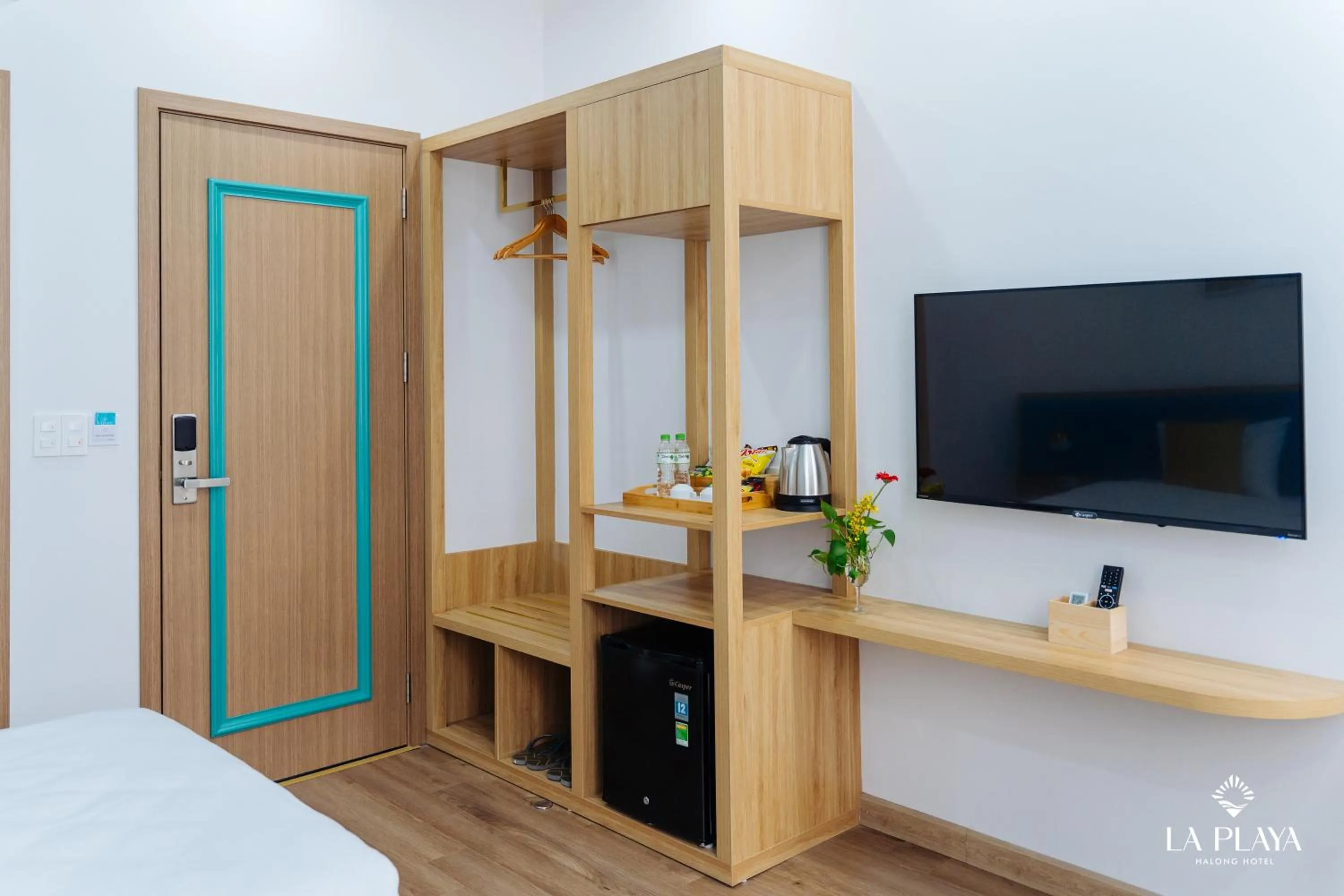 wardrobe, Bed in La Playa Ha Long Hotel