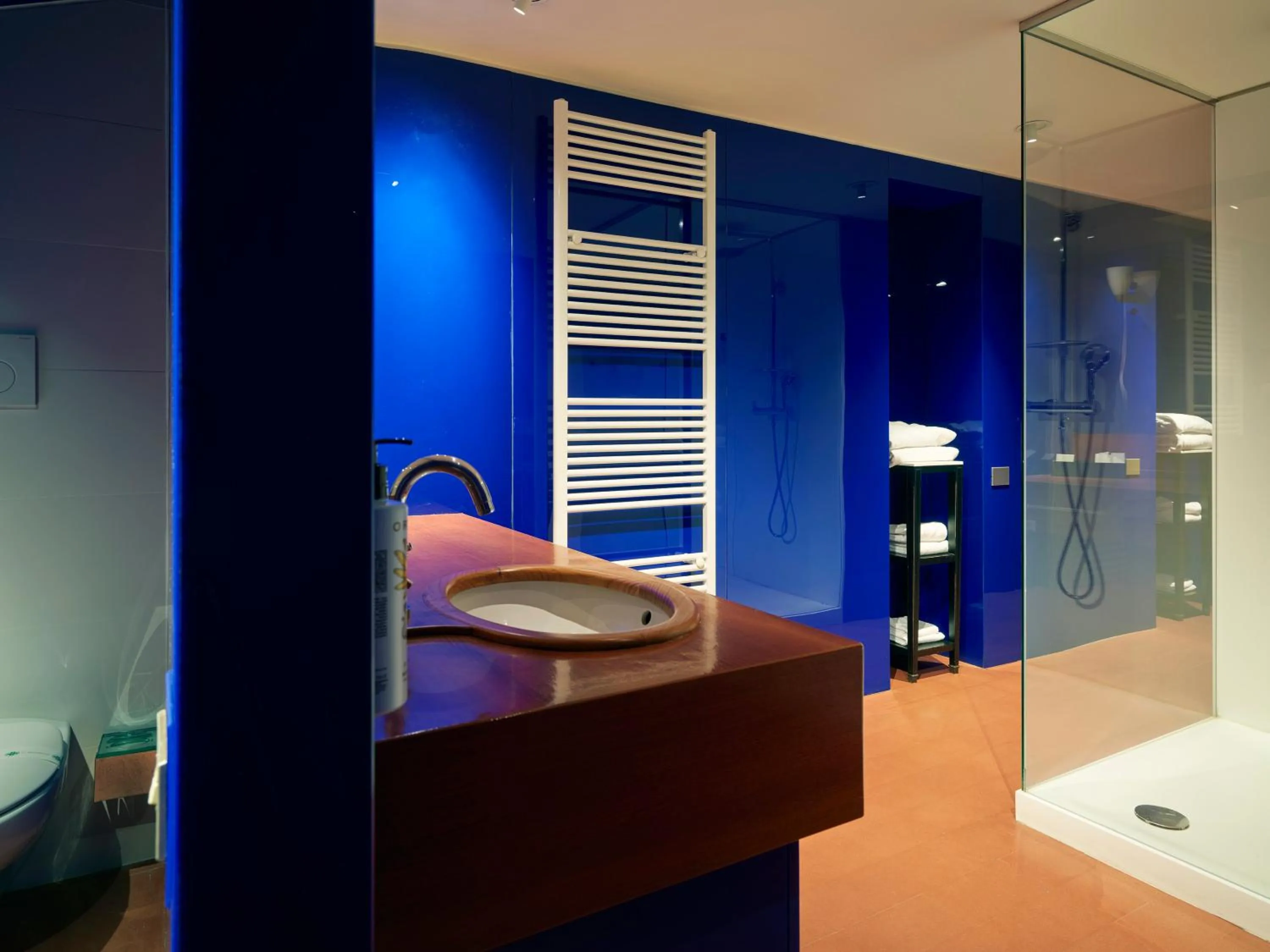 Shower in Santa Maria Foris