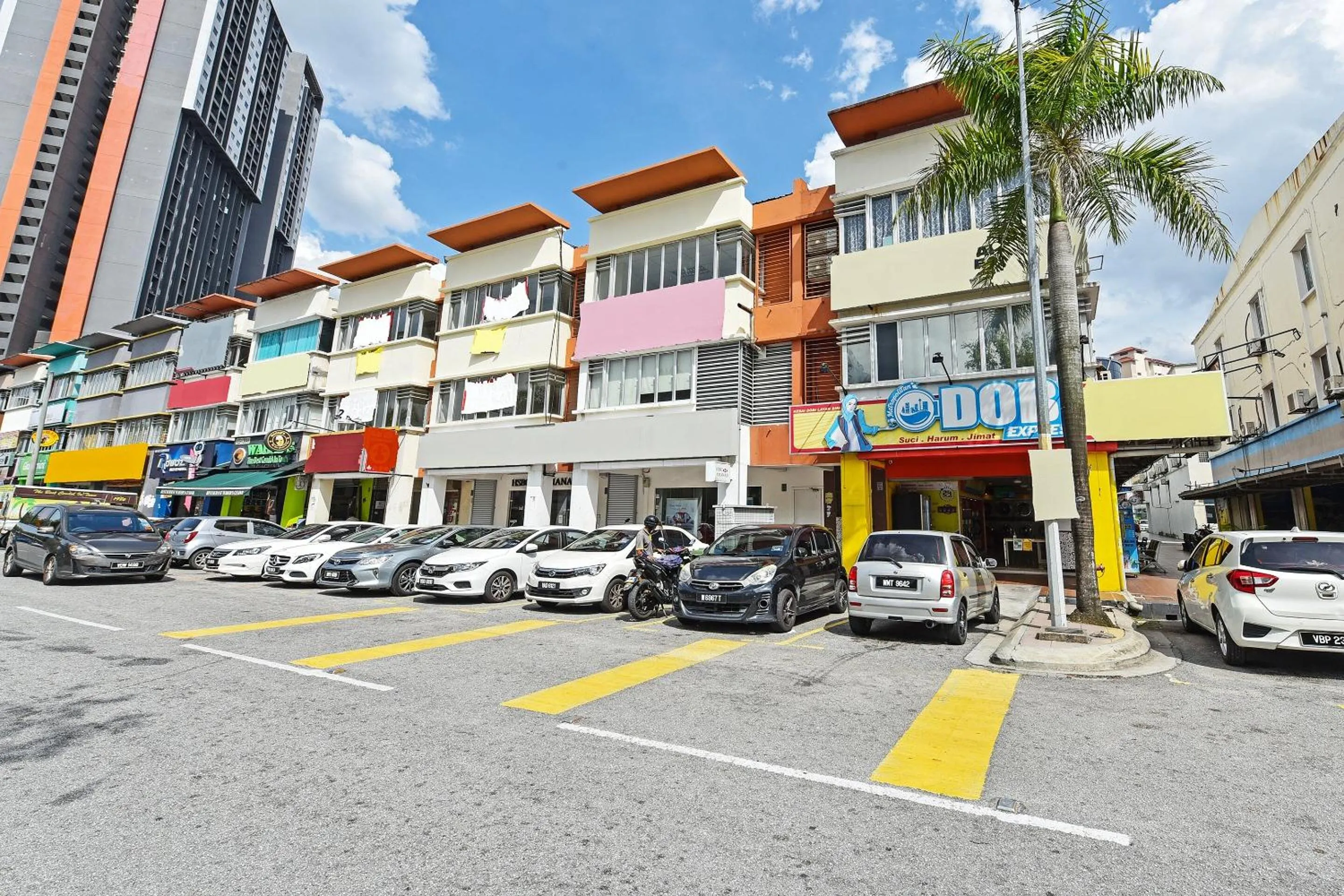 Facade/entrance in Hotel O Sri Rampai Metro Hostel