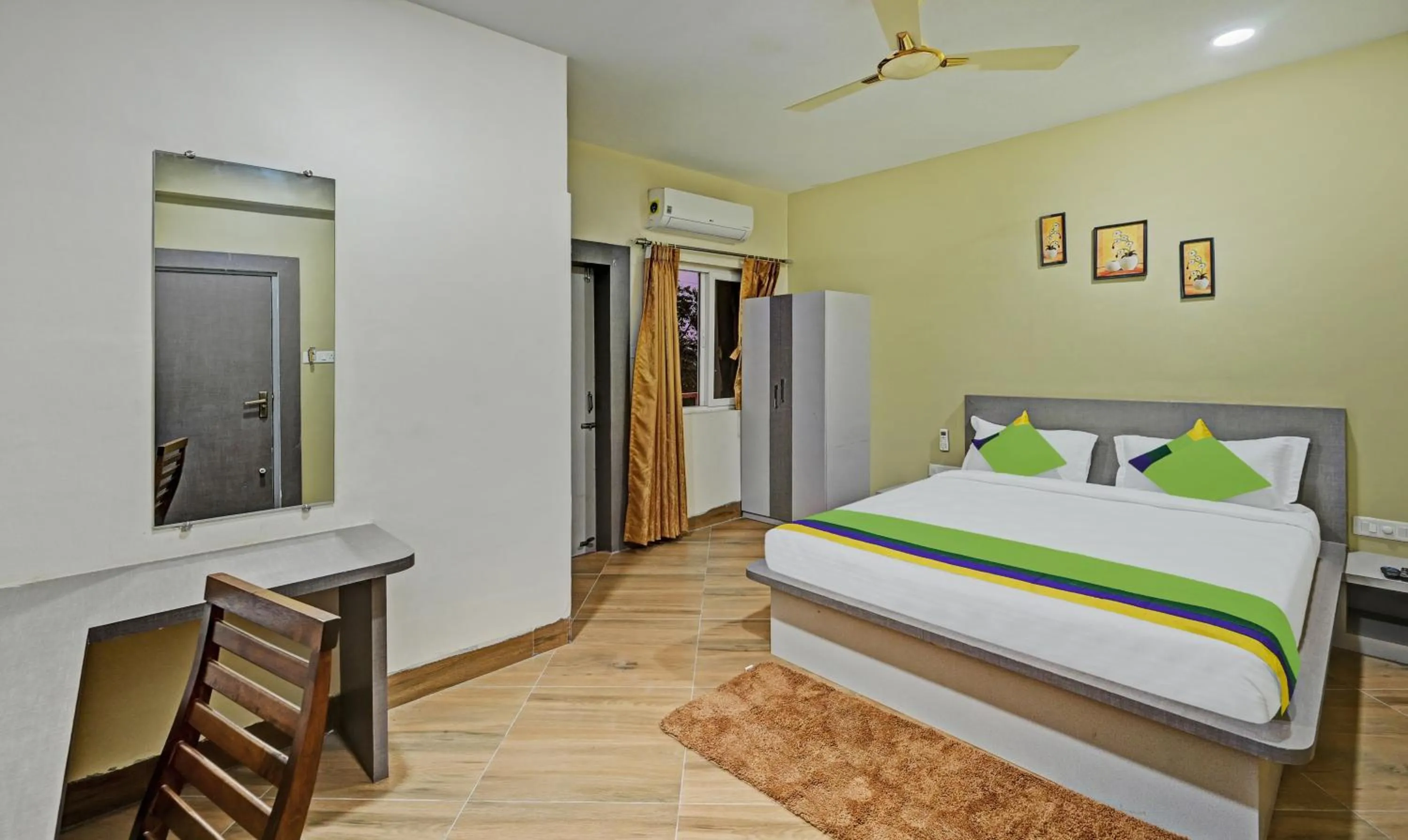 Photo of the whole room, Bed in Treebo Sidhartha Elite