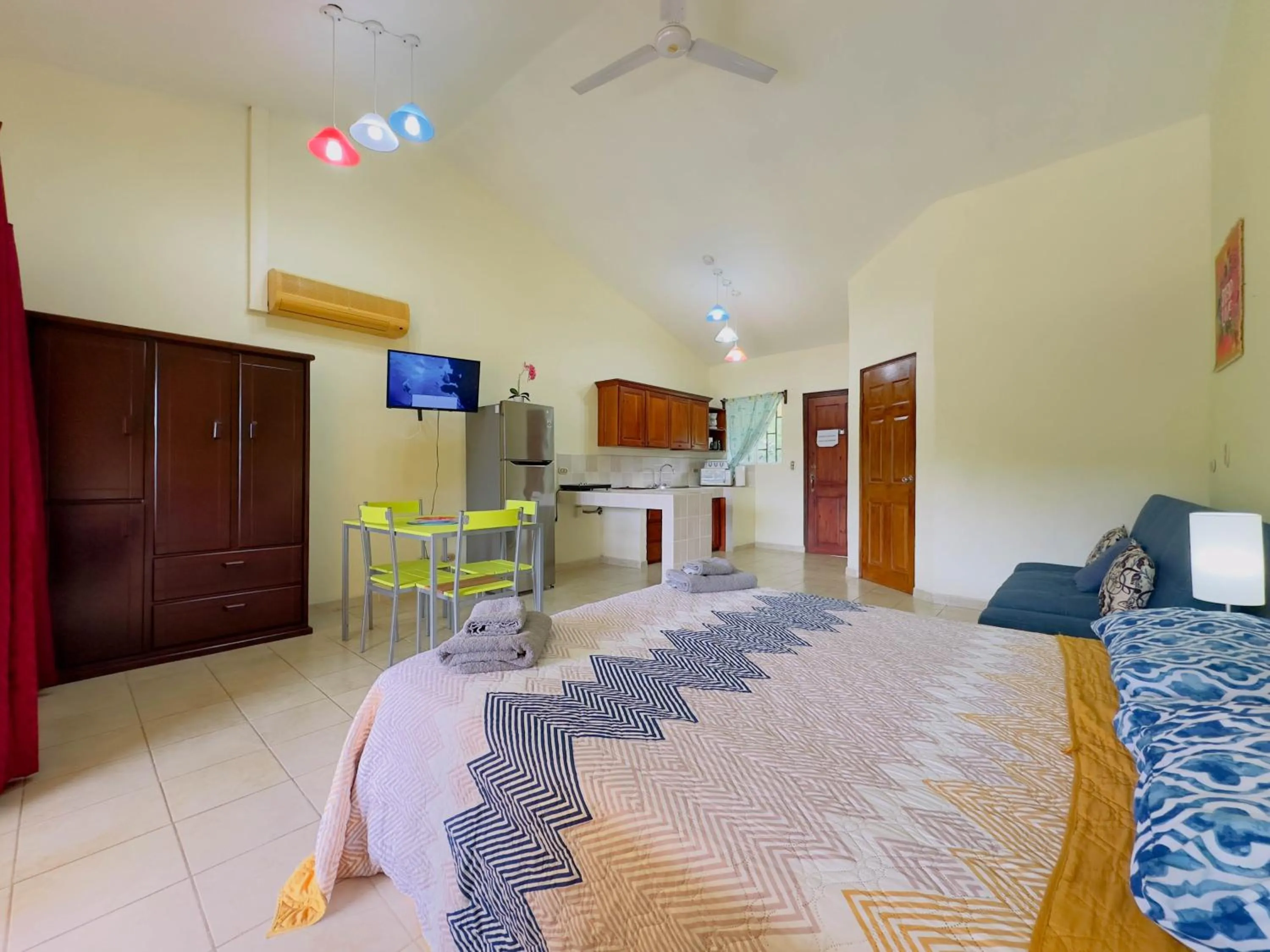Living room, Bed in Hermosa Paradise