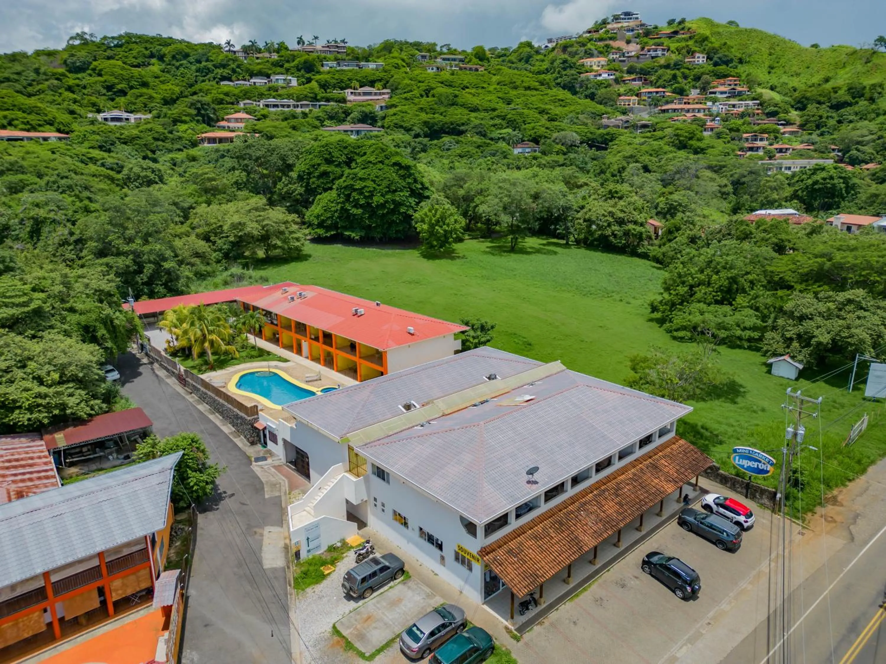 Property building in Hermosa Paradise
