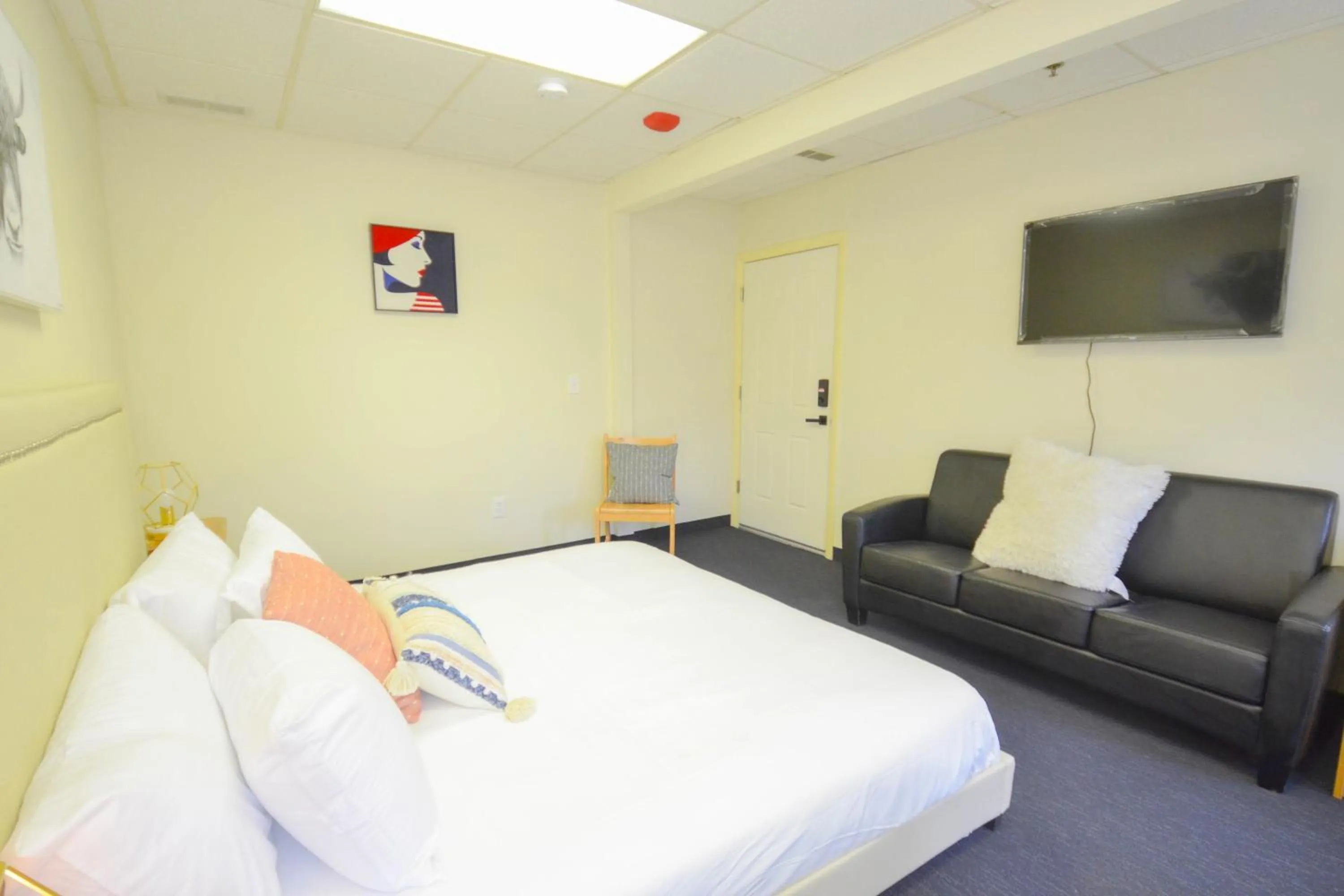 Photo of the whole room, Bed in Michie House in College Hill