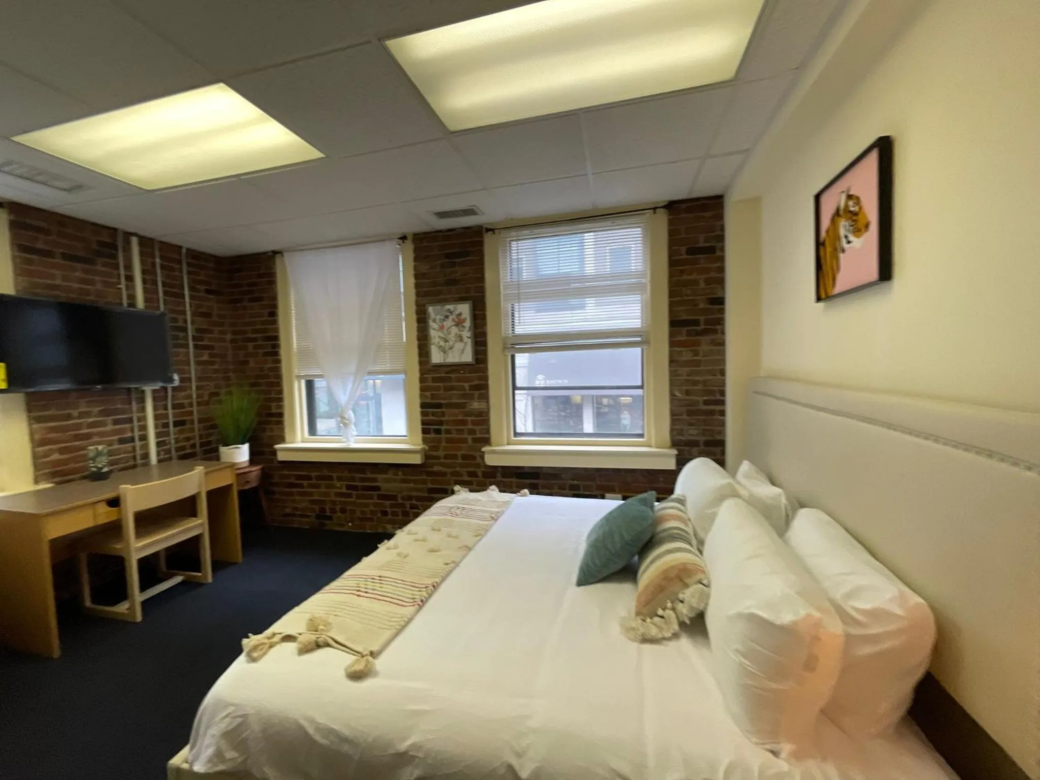 Photo of the whole room, Bed in Michie House in College Hill