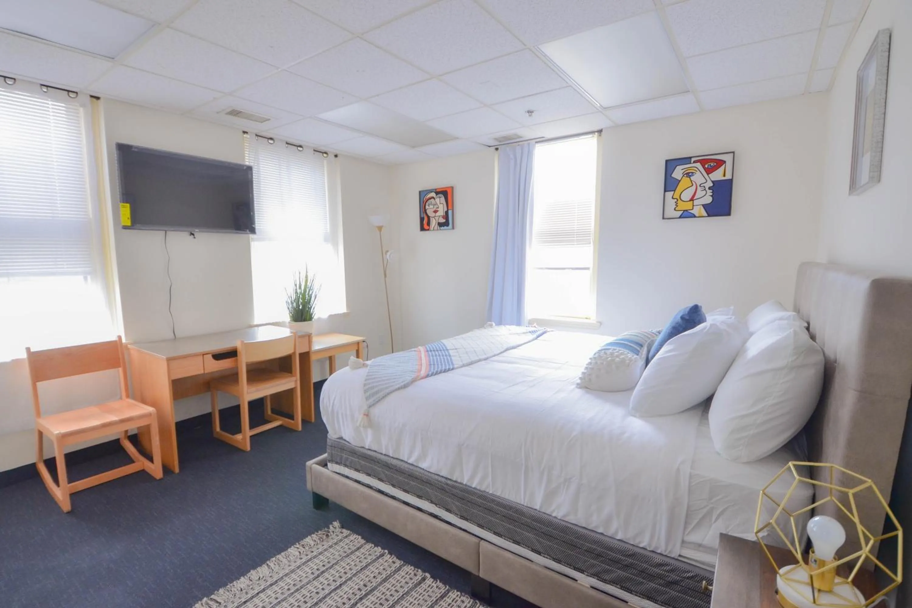 Photo of the whole room, Bed in Michie House in College Hill