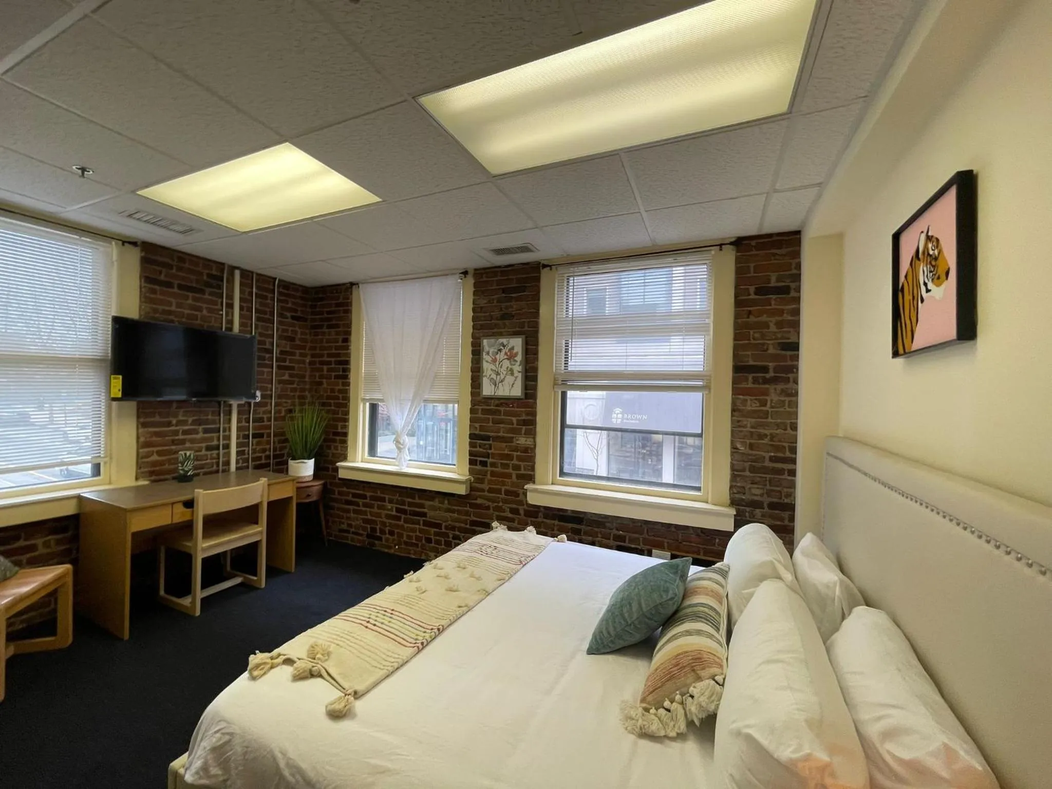 Photo of the whole room, Bed in Michie House in College Hill