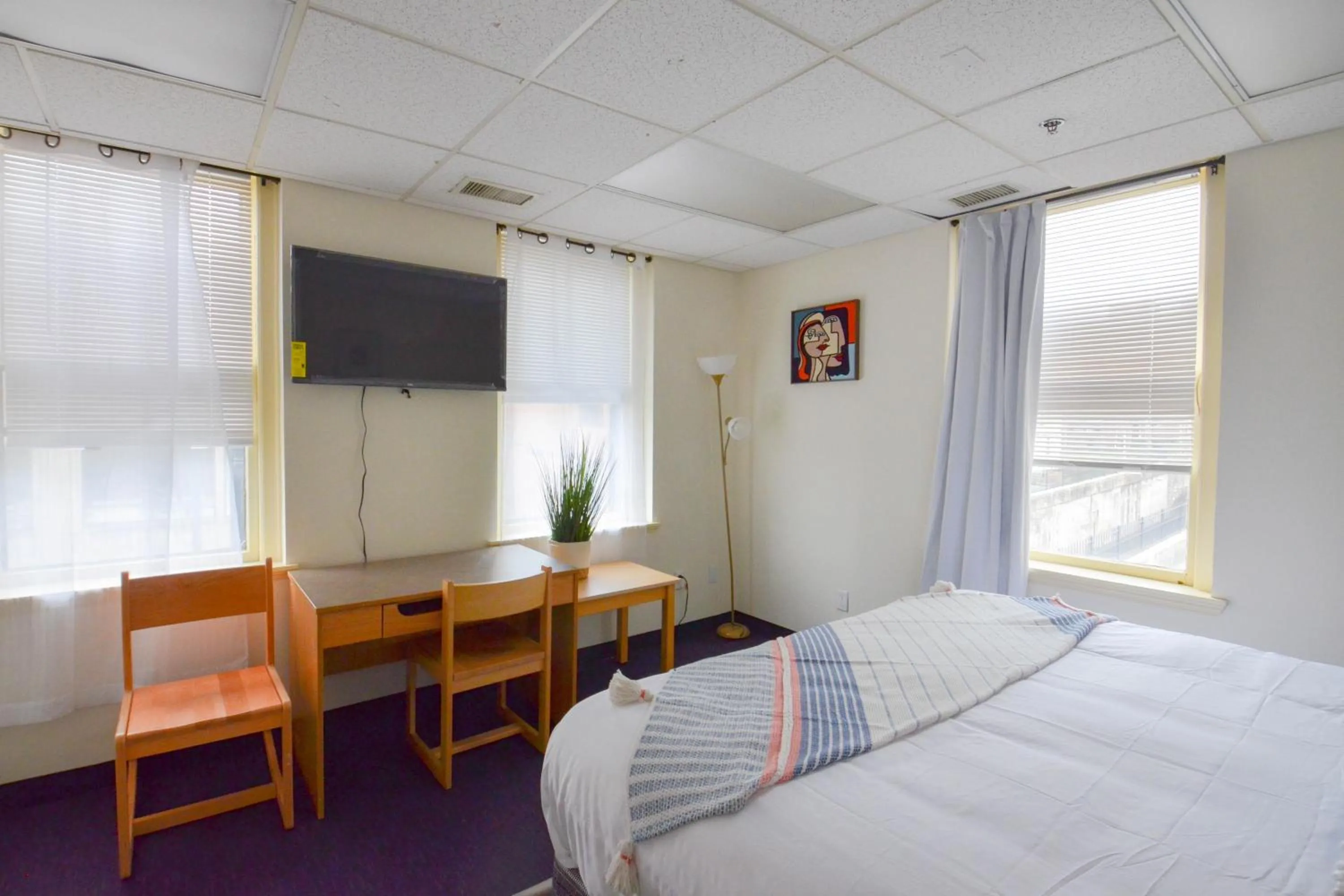 Photo of the whole room, Bed in Michie House in College Hill