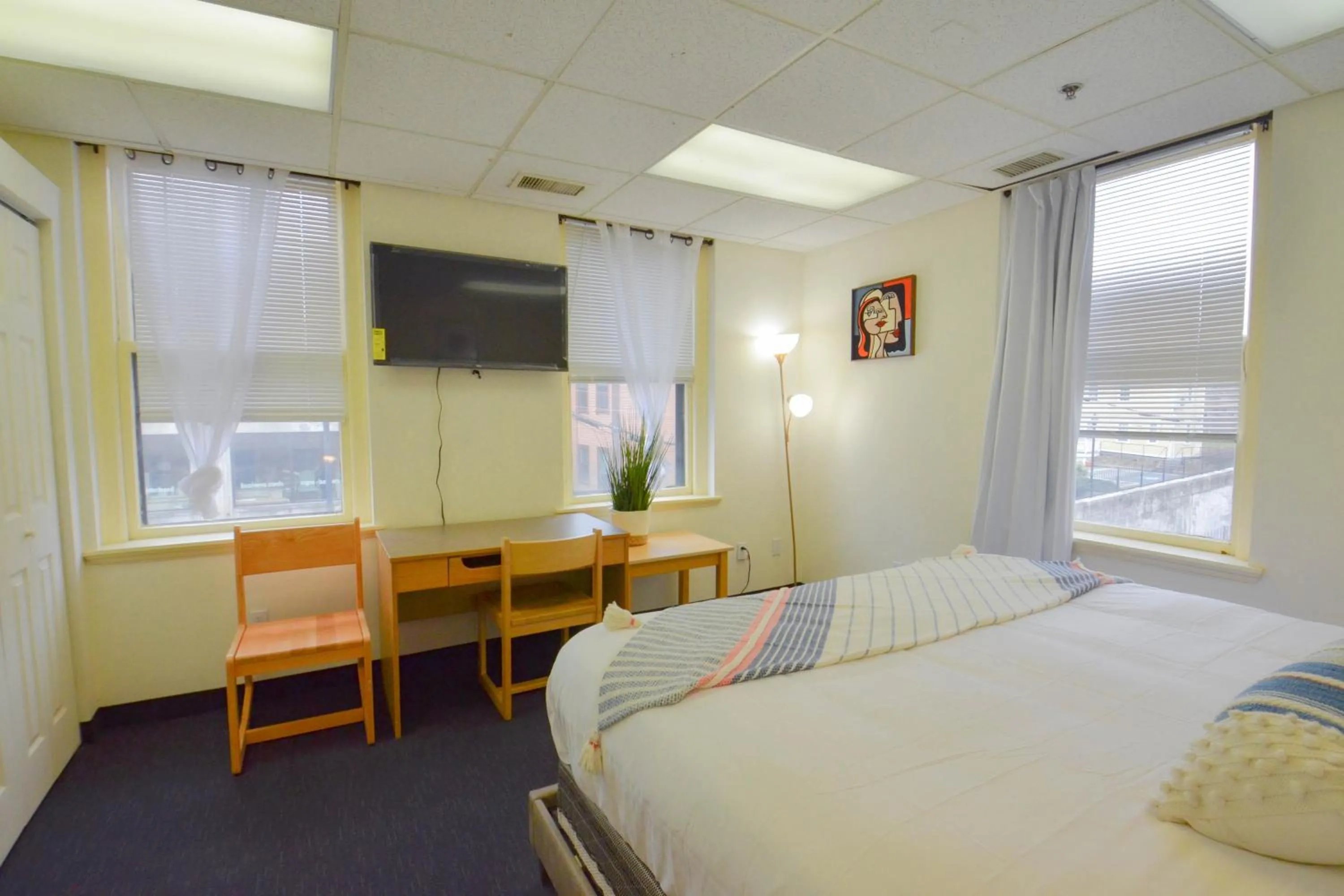 Photo of the whole room, Bed in Michie House in College Hill