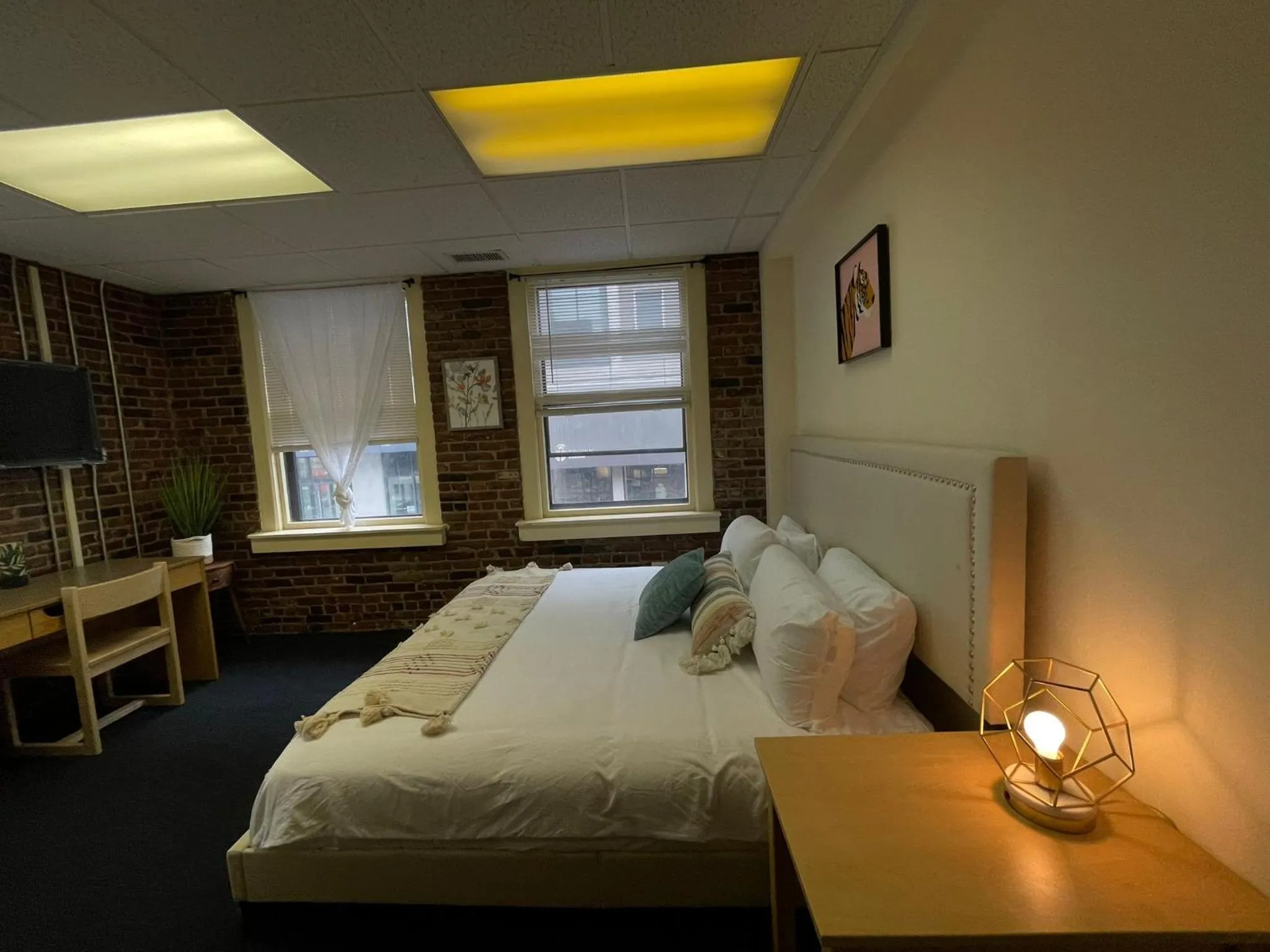 Photo of the whole room, Bed in Michie House in College Hill