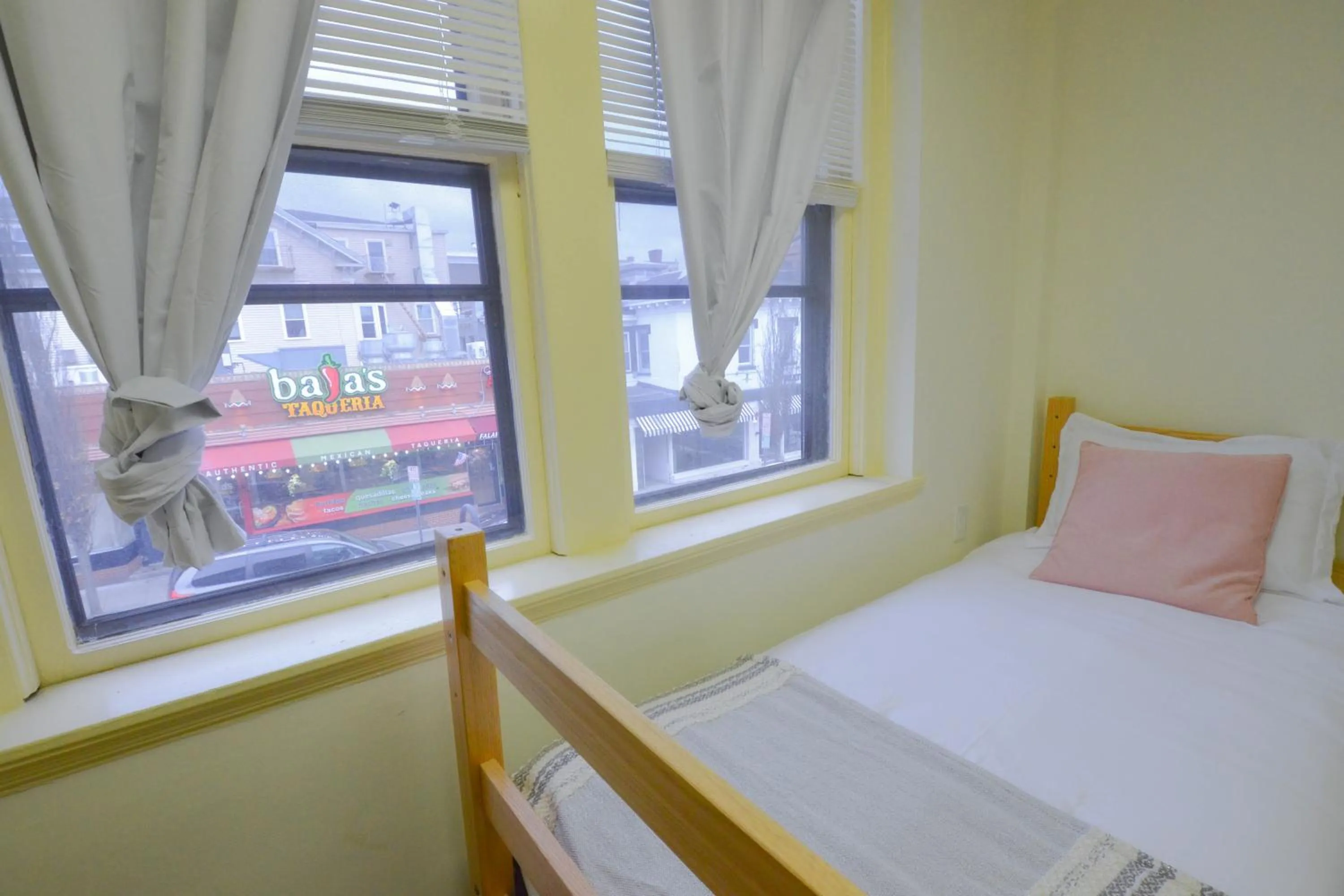 View (from property/room), Bed in Michie House in College Hill