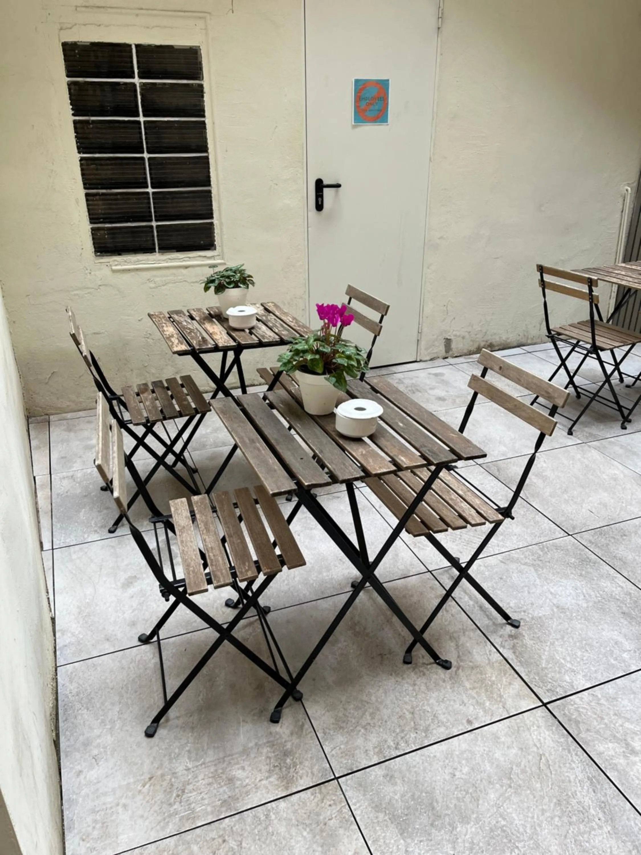 Seating area in Ella Hostel Ramblas