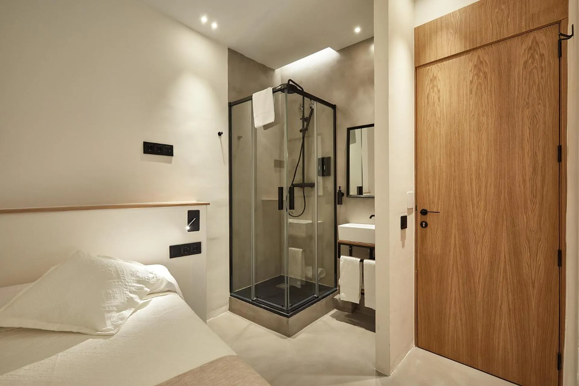Shower, Bed in Ella Hostel Ramblas