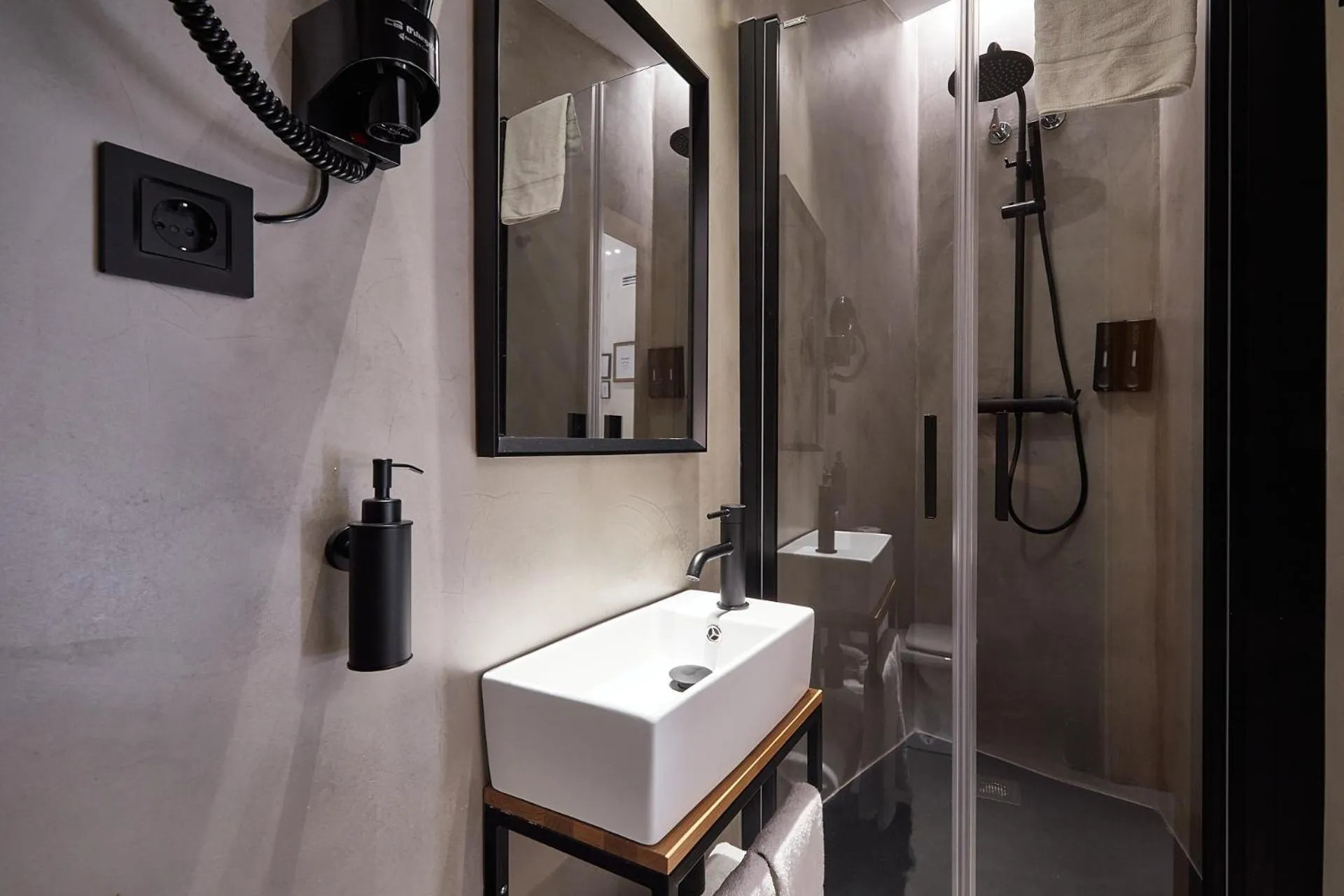 Bathroom in Ella Hostel Ramblas