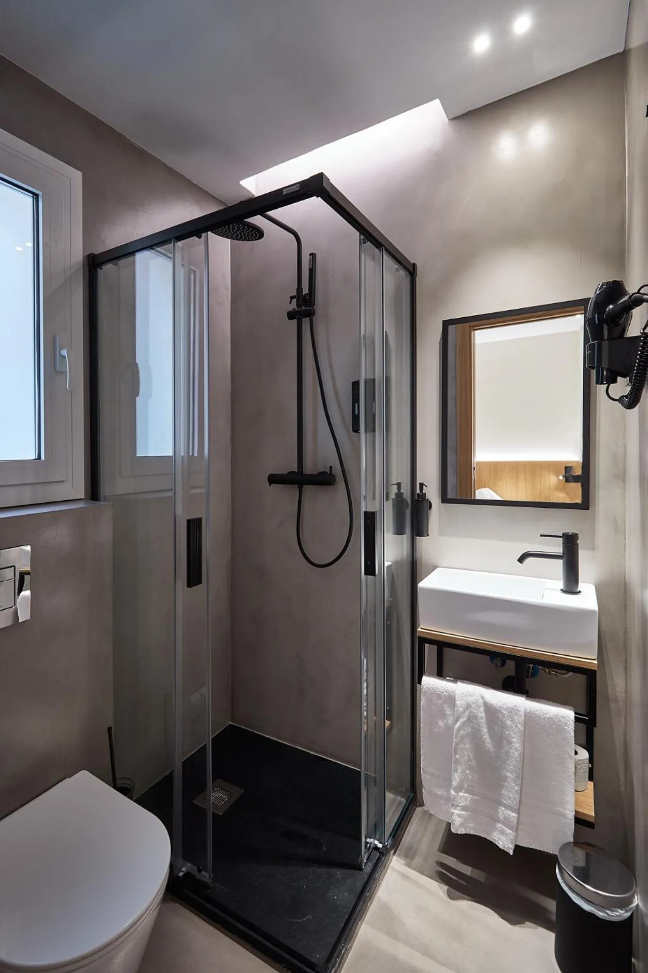 Bathroom in Ella Hostel Ramblas