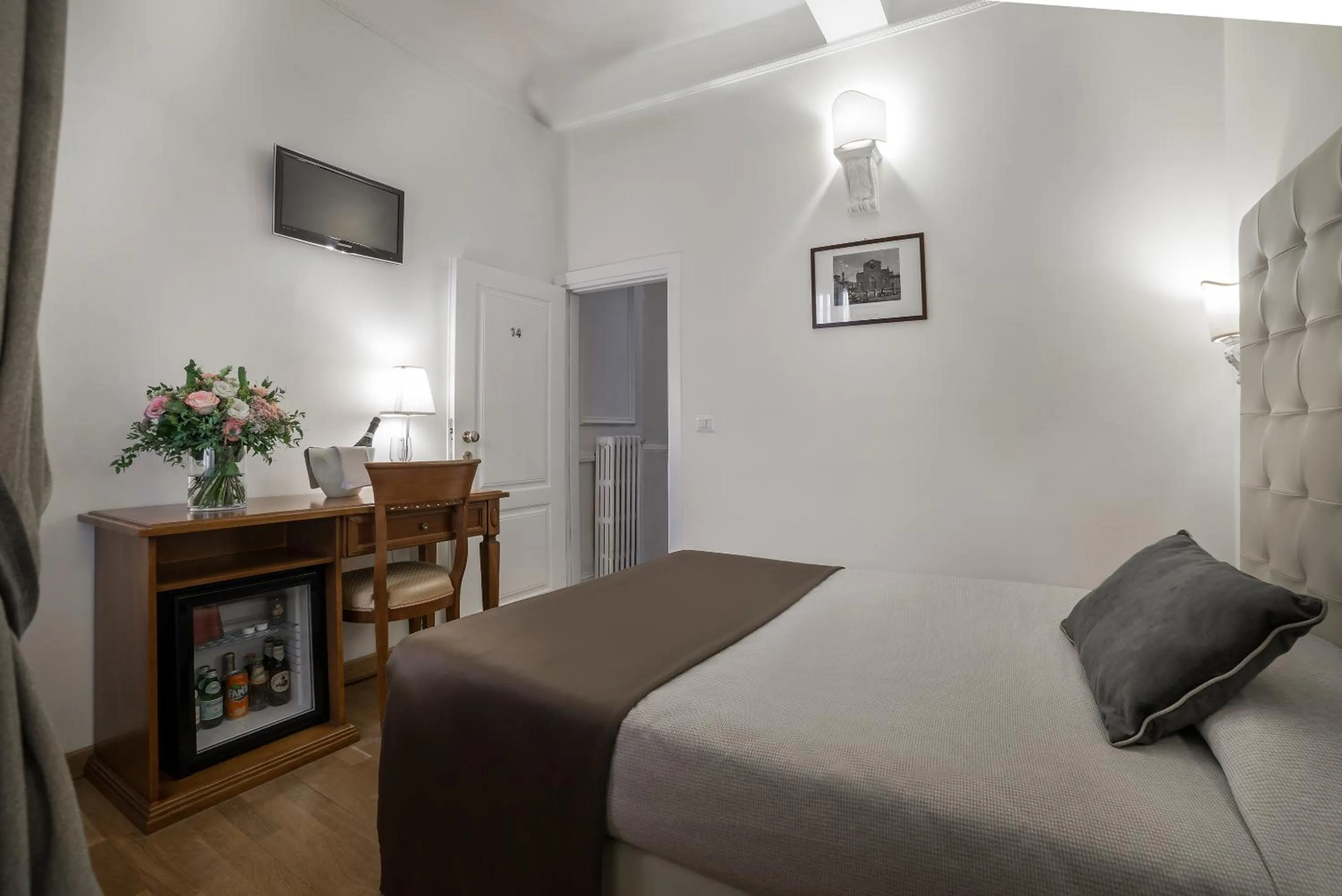 Photo of the whole room in Hotel Bretagna Heritage - Alfieri Collezione