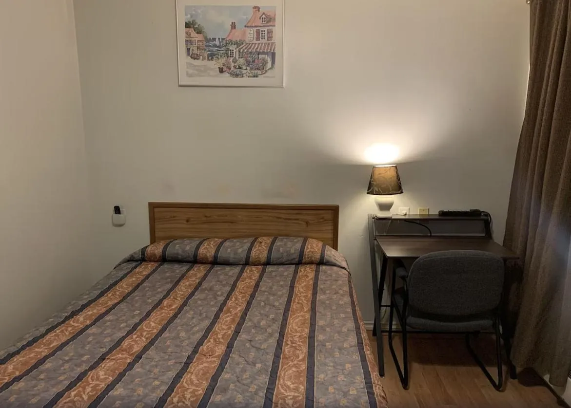 Photo of the whole room, Bed in Kings Court Motel