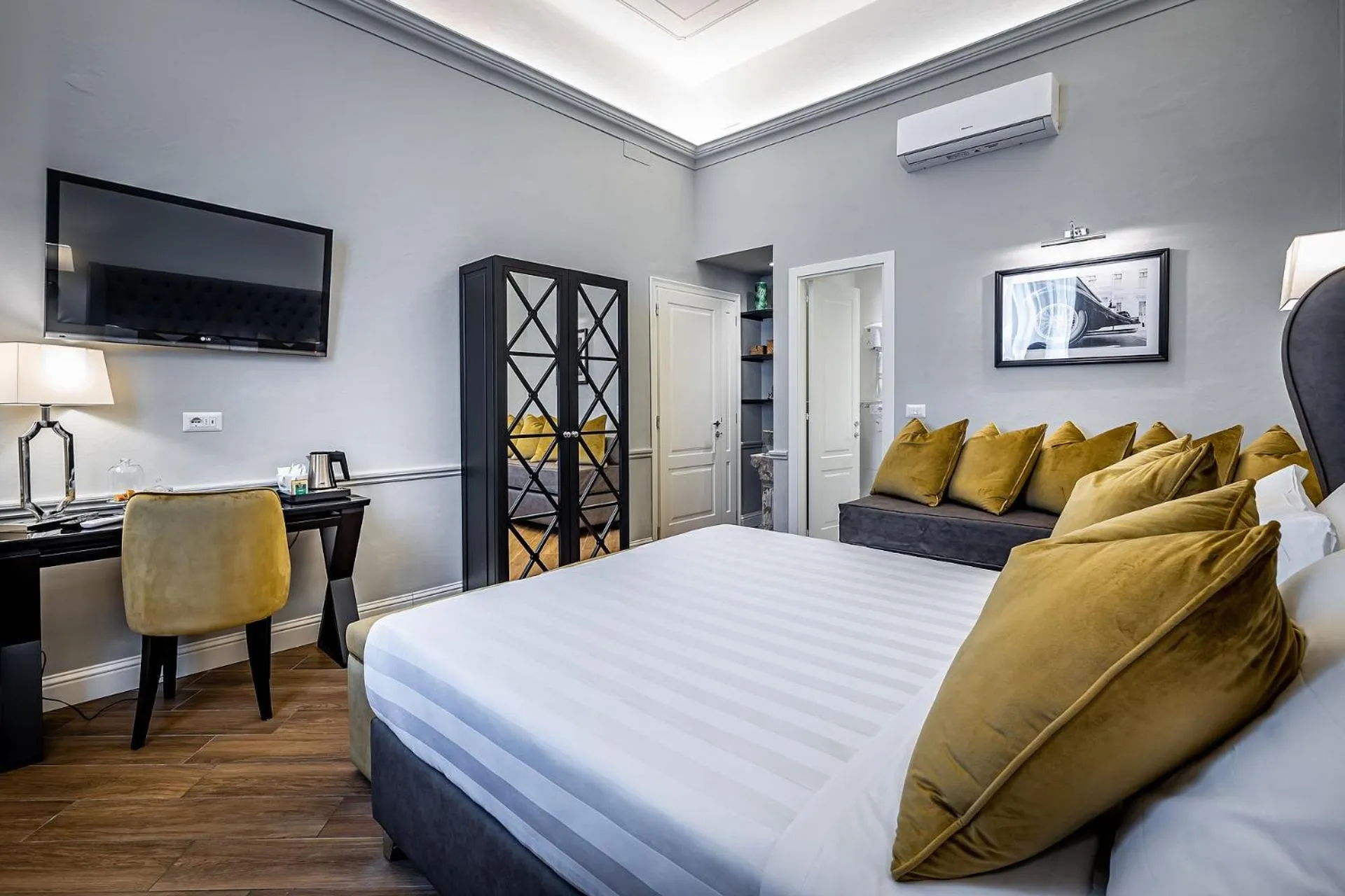 Photo of the whole room, Bed in Hotel Ungherese Small Luxury Hotel