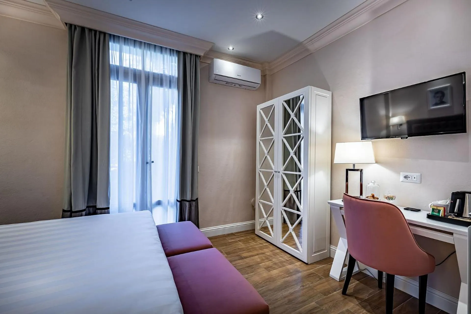 Photo of the whole room, Bed in Hotel Ungherese Small Luxury Hotel