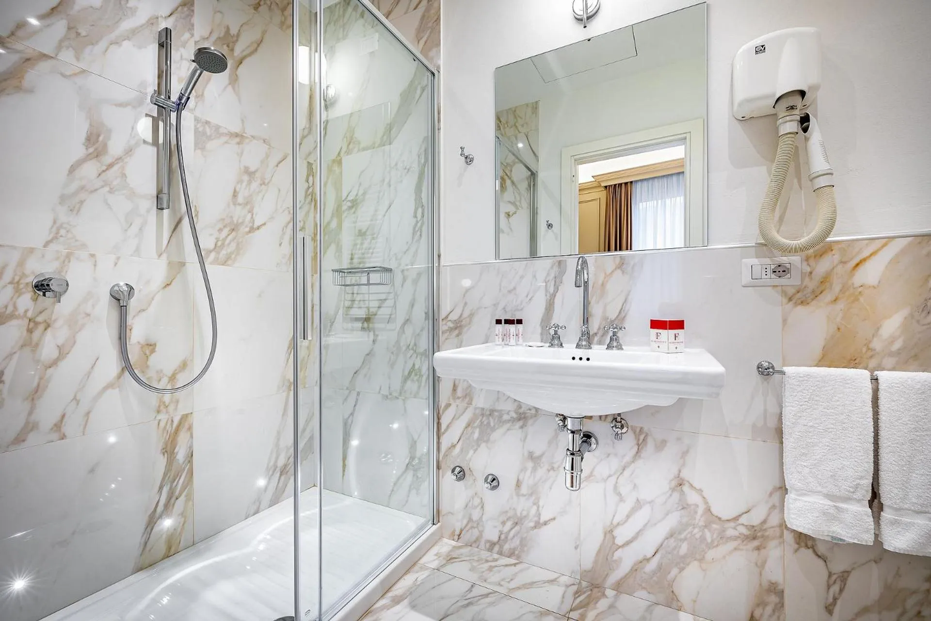 Shower in Hotel Ungherese Small Luxury Hotel